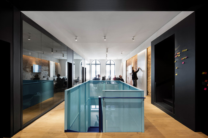 adgear-offices-montreal-acdf-architecture-6-700x467.jpg