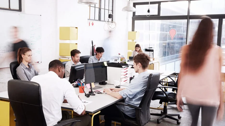 How To Grab Anyone’s Attention In These 7 Common Work Situations