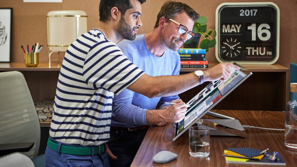 Working in pairs is essential for creativity. Steelcase and Microsoft designed the Duo Studio for paired co-creation as well as for individual work on individual devices.