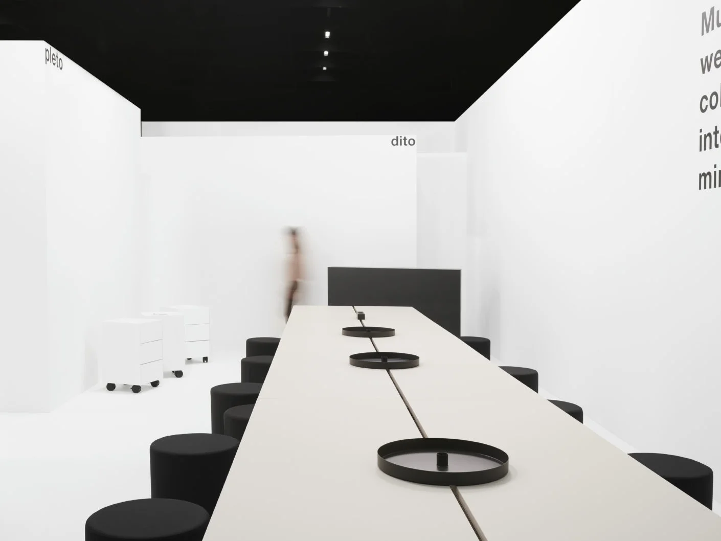 RelvãoKellermann divided the Gumpo stand into different room units - here a conference situation. © Gerhardt Kellermann