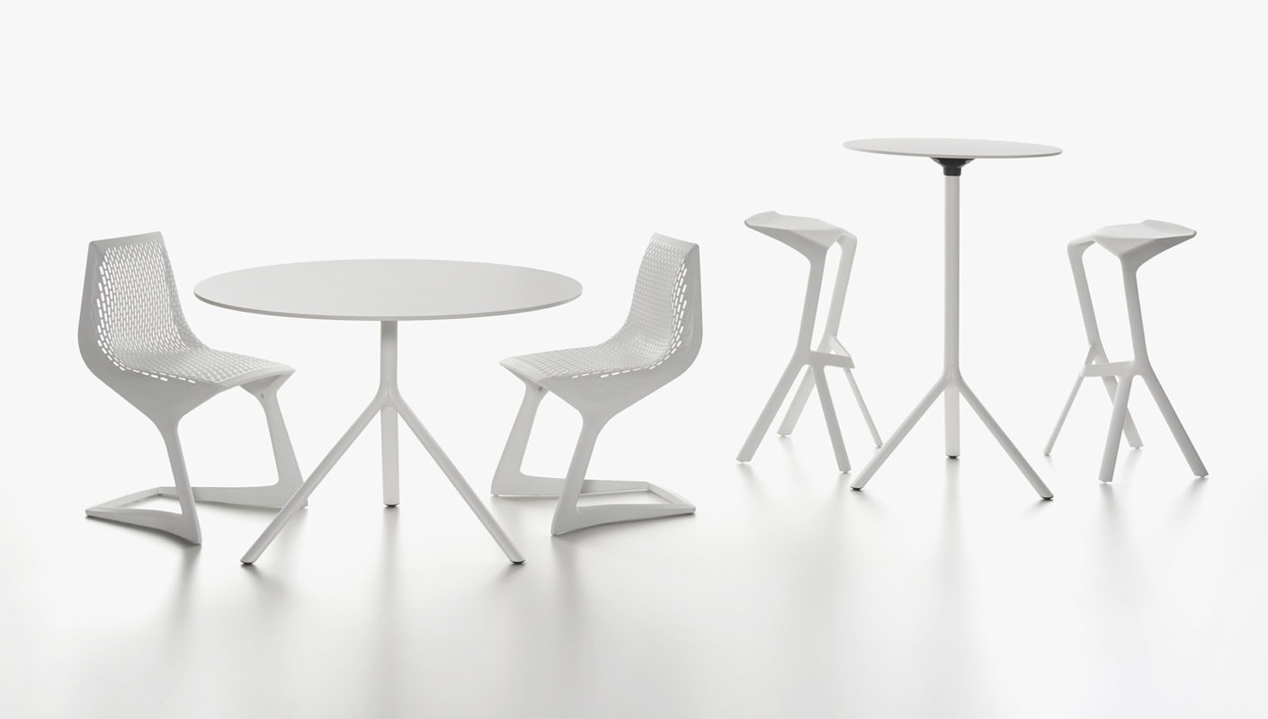 Depending on the height of the "Miura" table, the "Miura" and "Myto" chairs by Konstantin Grcic are the perfect companions. © Plank