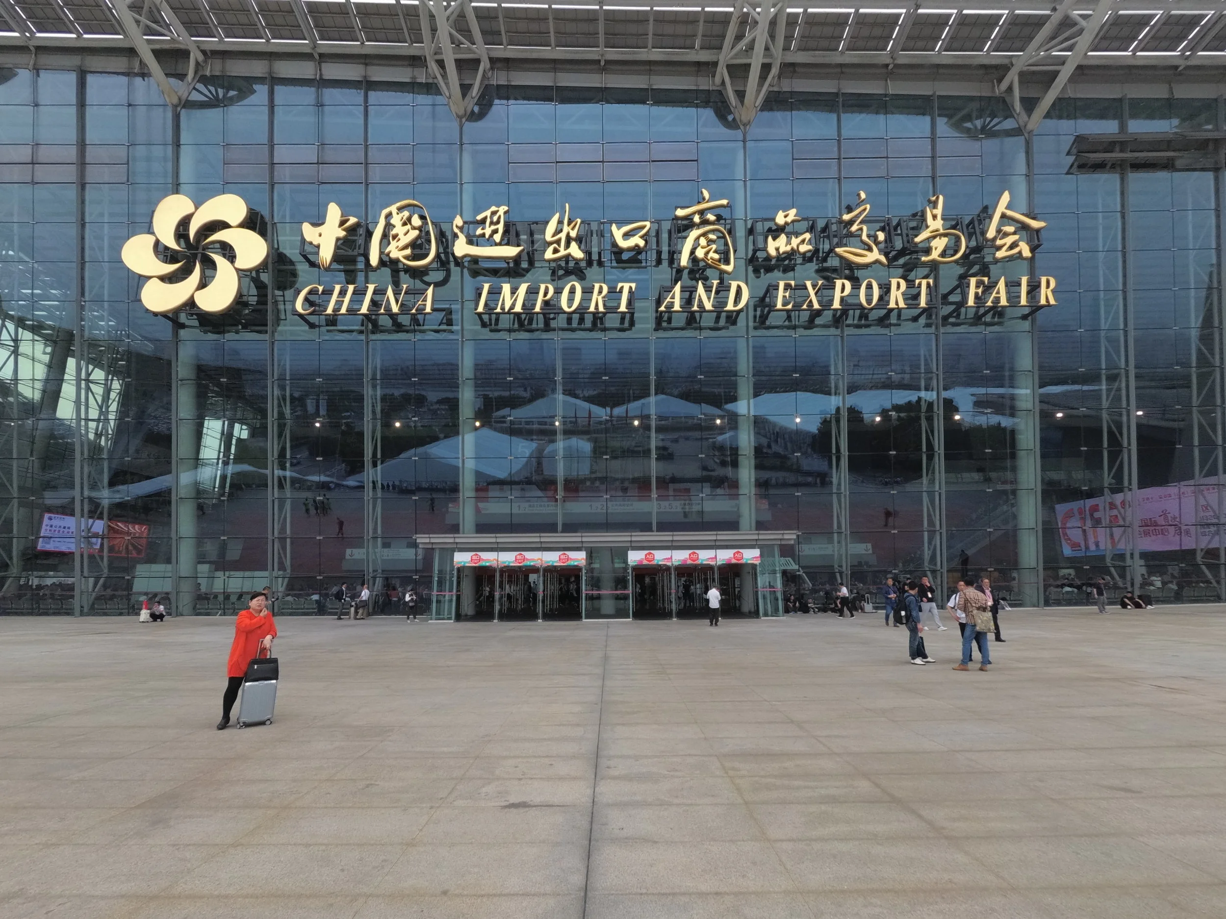 Video: Thirty Seconds of the Largest Office Furniture show on Earth