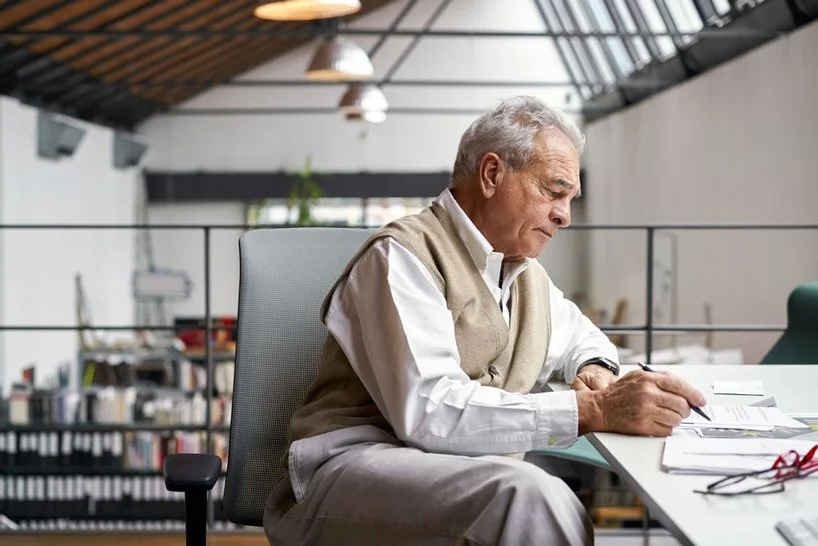 Watch: Alberto Meda’s ‘AM’ chair for Vitra is an economical tool for today’s office needs