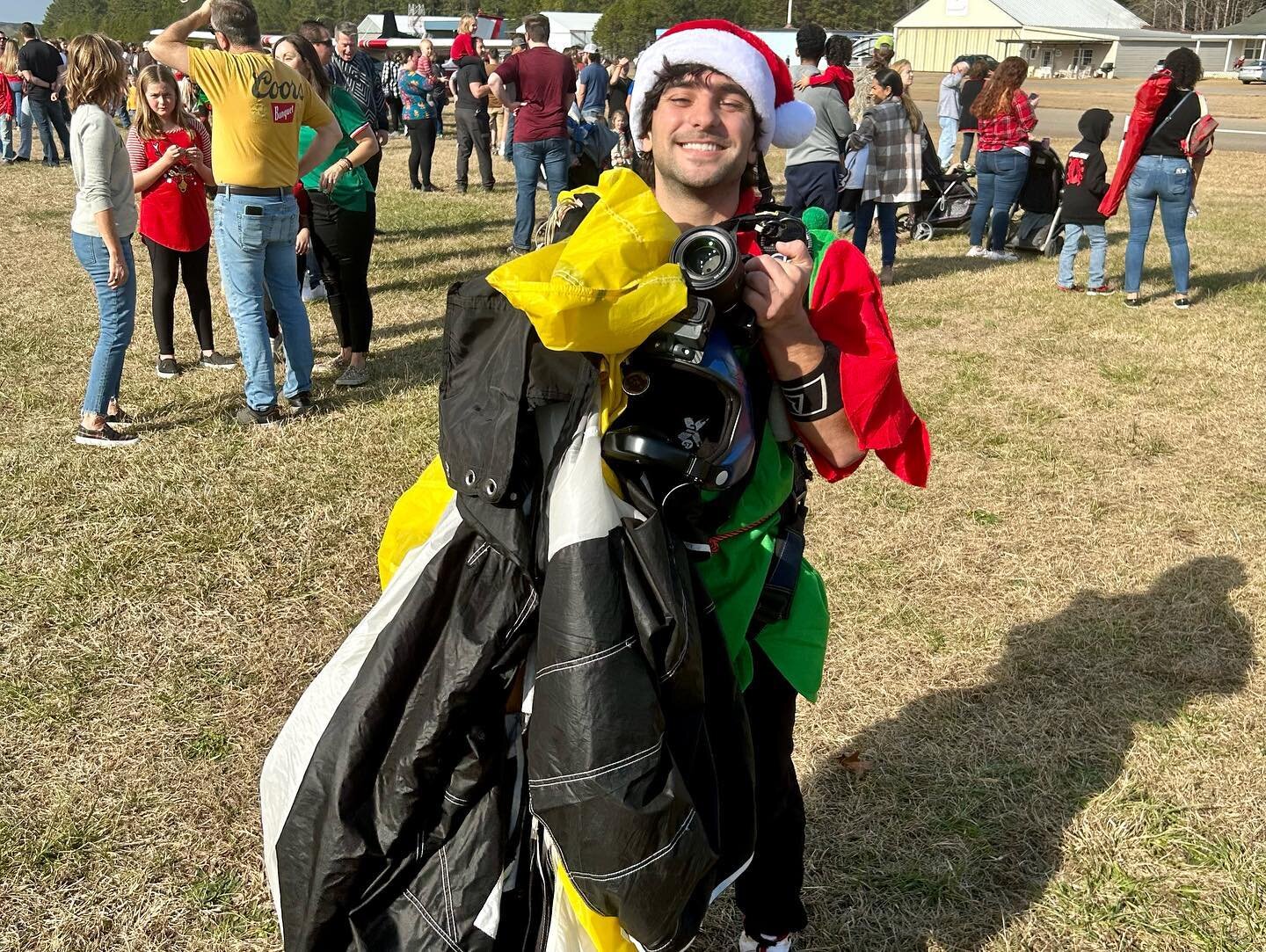 When you live near the #82ndairbornedivision, it seems every community event entails jumping out of aircraft. Even Santa and his elves can&rsquo;t visit us normally. 😆🎅🛫🫡
Cute event today with sky diving elves and Santa in a plane at the local BB