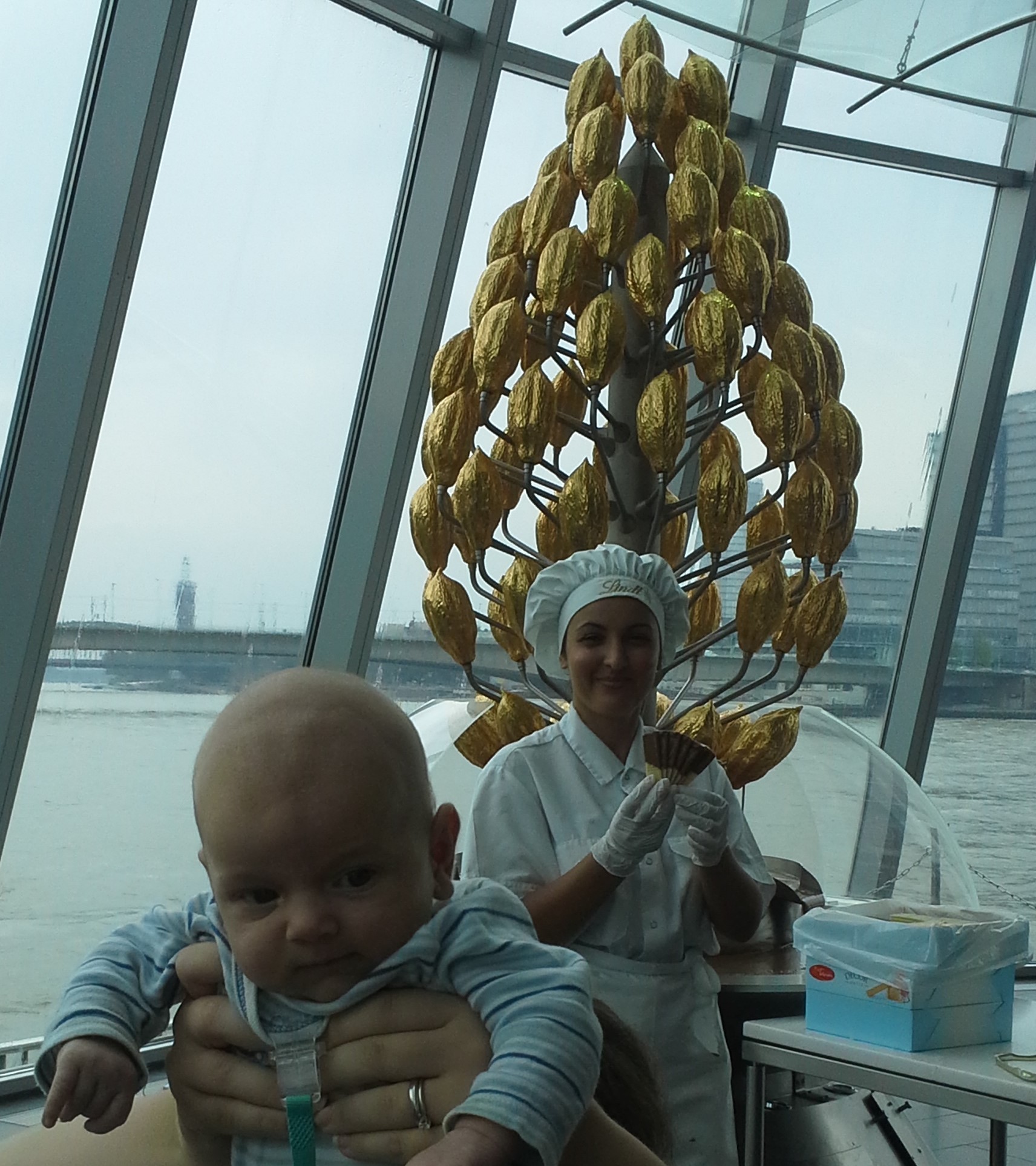Güni in front of the chocolate fountain at the Imhoff-Schokoladenmuseum in Köln