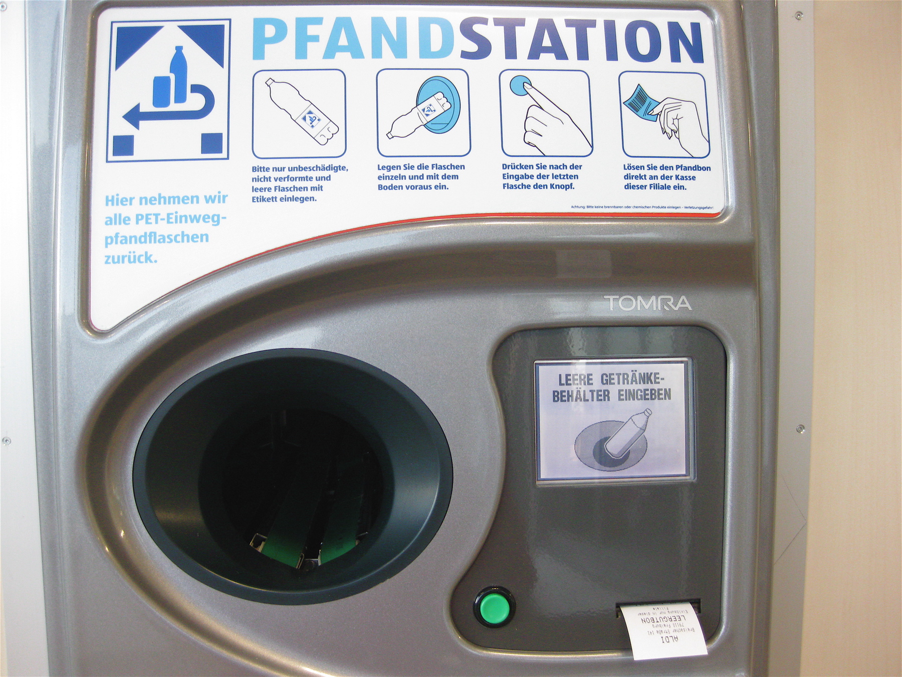 Pfandstation (bottle return) at Aldi. The sign to the right translates to "Put in empty drink containers."