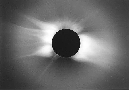 Total solar eclipse of June 1973 showing the Sun's corona (upper atmosphere), photographed at Loiyengalani, Kenya, by a research team from the High Altitude Observatory of the National Center of Atmospheric Research, Boulder, CO, USA. ( CSIRO Archives )