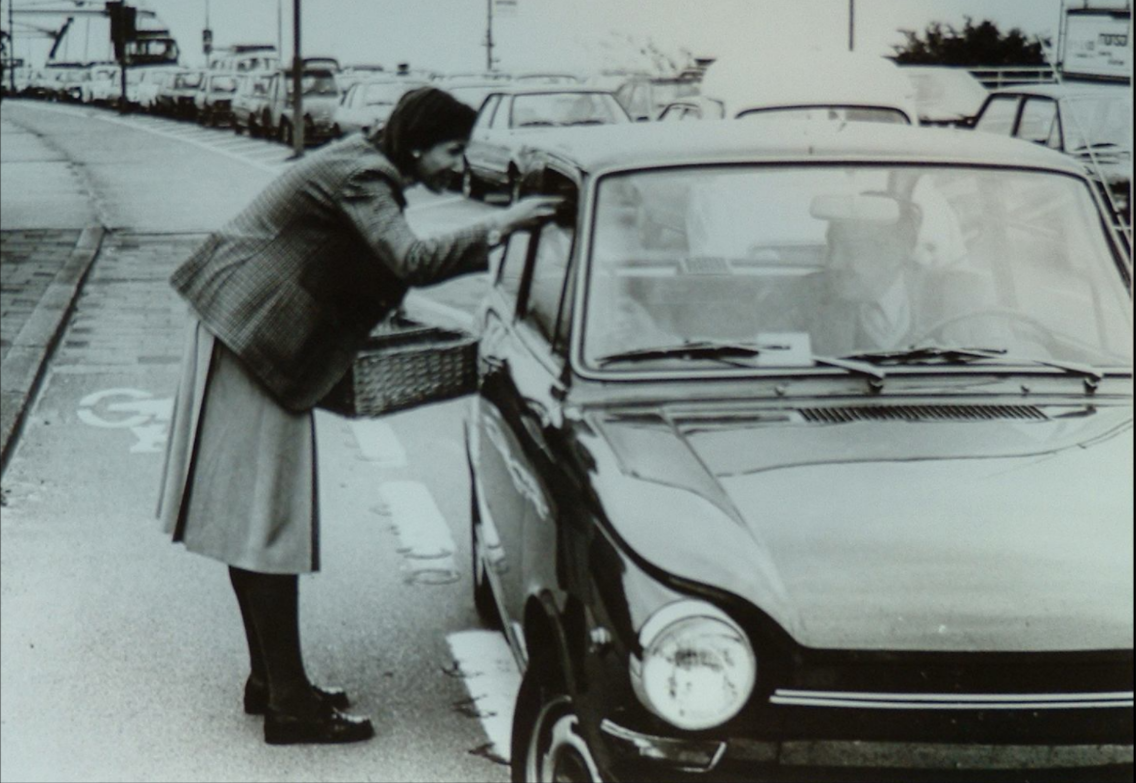 A city official distributes flyers and flowers to motorists, September 1977. Image Courtesy of Groningen ImageBank.