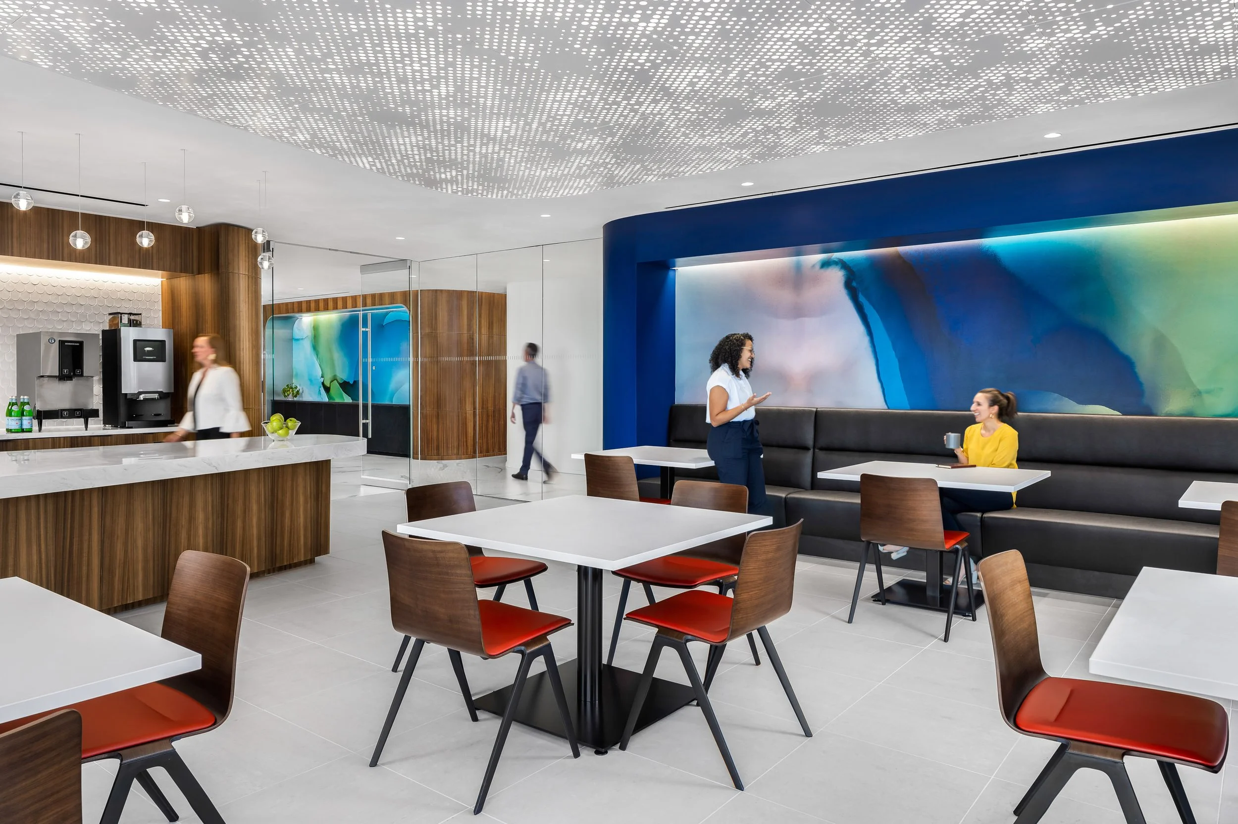 KatieBrickerPhoto_Gensler_DLA-Piper-ATL_20220708__View_10_Edit_v2_people_webuse.jpg
