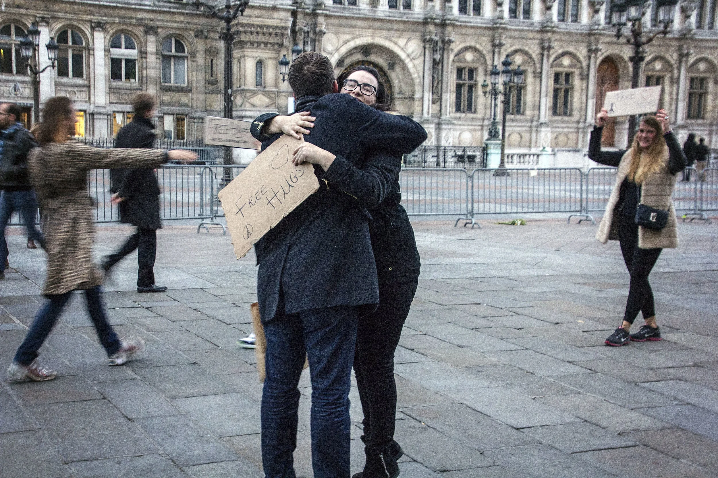 Paris_FreeHugs_01-s.jpg