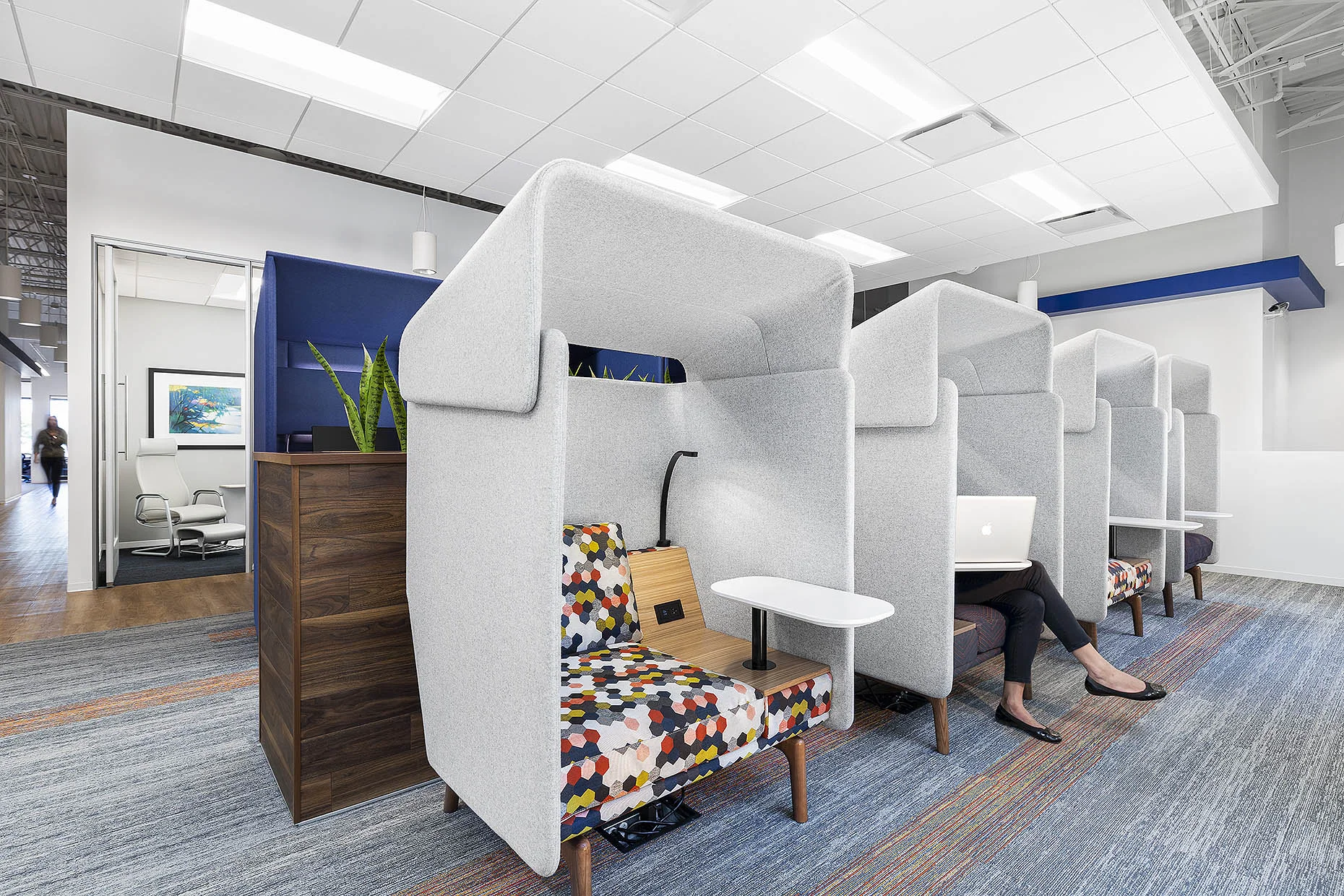IA_Suntrust_6.3.18_Interior_FocusZone_01_people1_webuse.jpg
