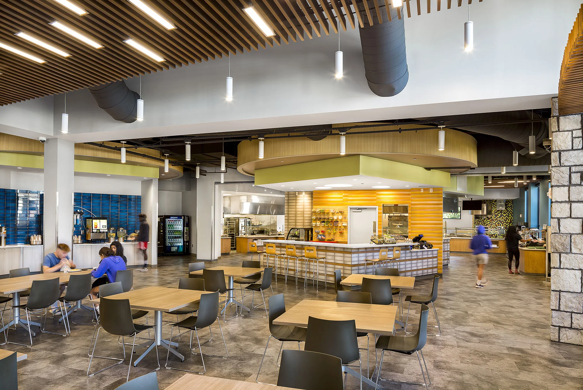 Choate_CCC_LifeUniversity_DiningHall_01_9747_people_webuse.jpg