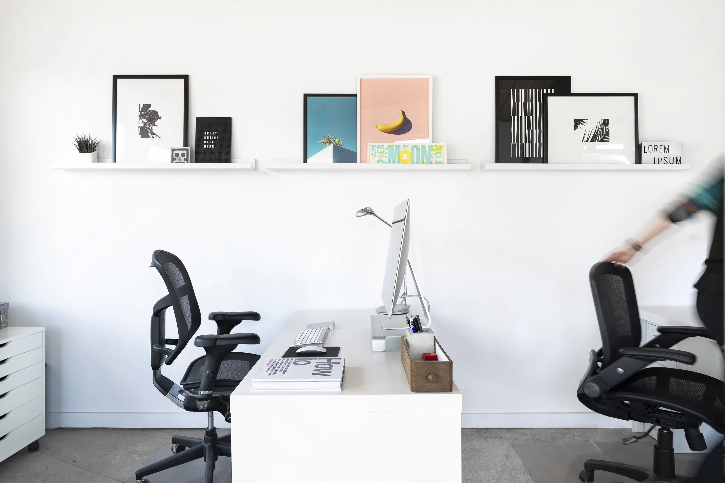 VisualSoldiers_ATLOffice_11.16_2018_Desks_02_people_01.jpg