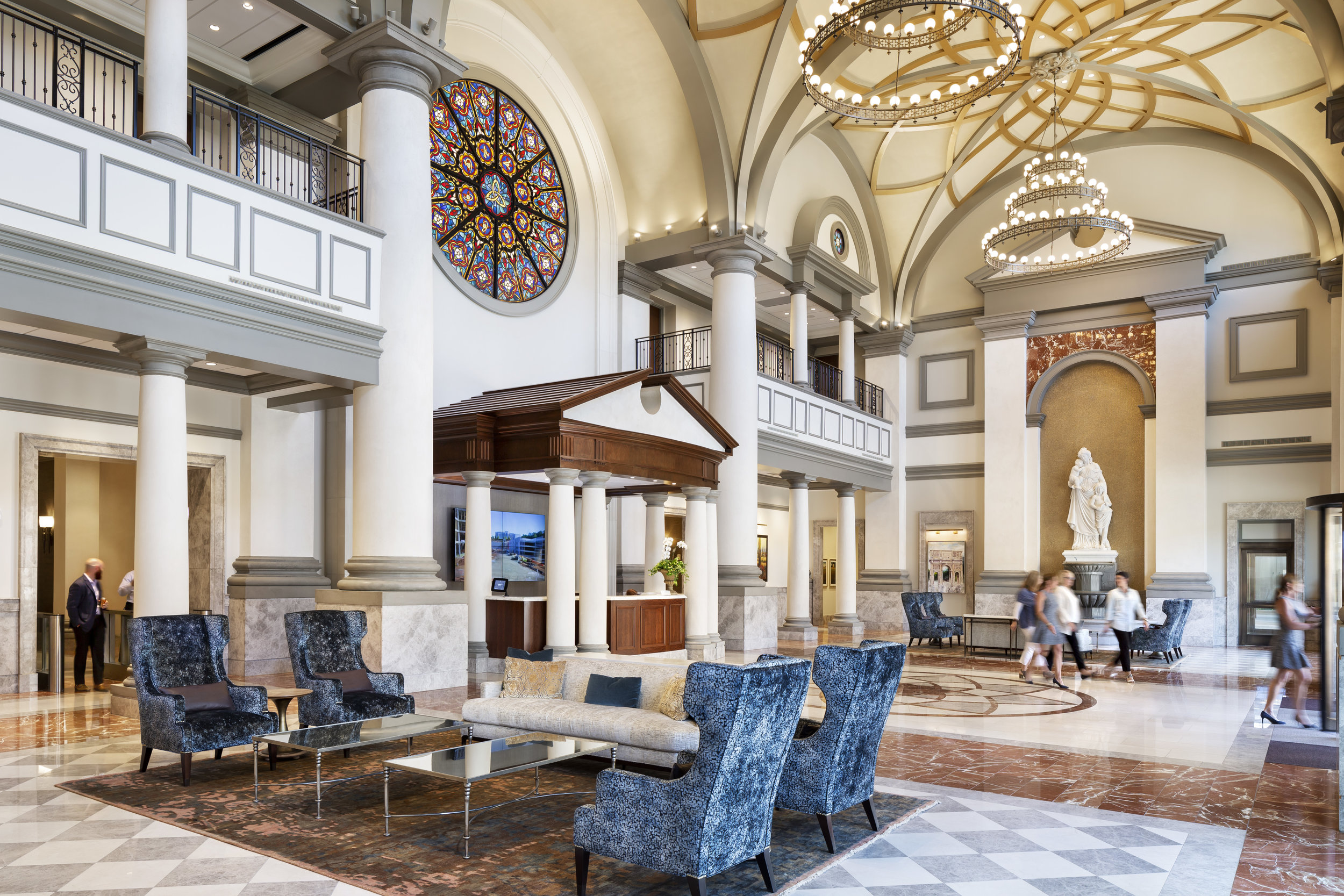 02__JacksonHealthcare_2019_MainBuilding_CommonArea_MainLobby_01_people.jpg