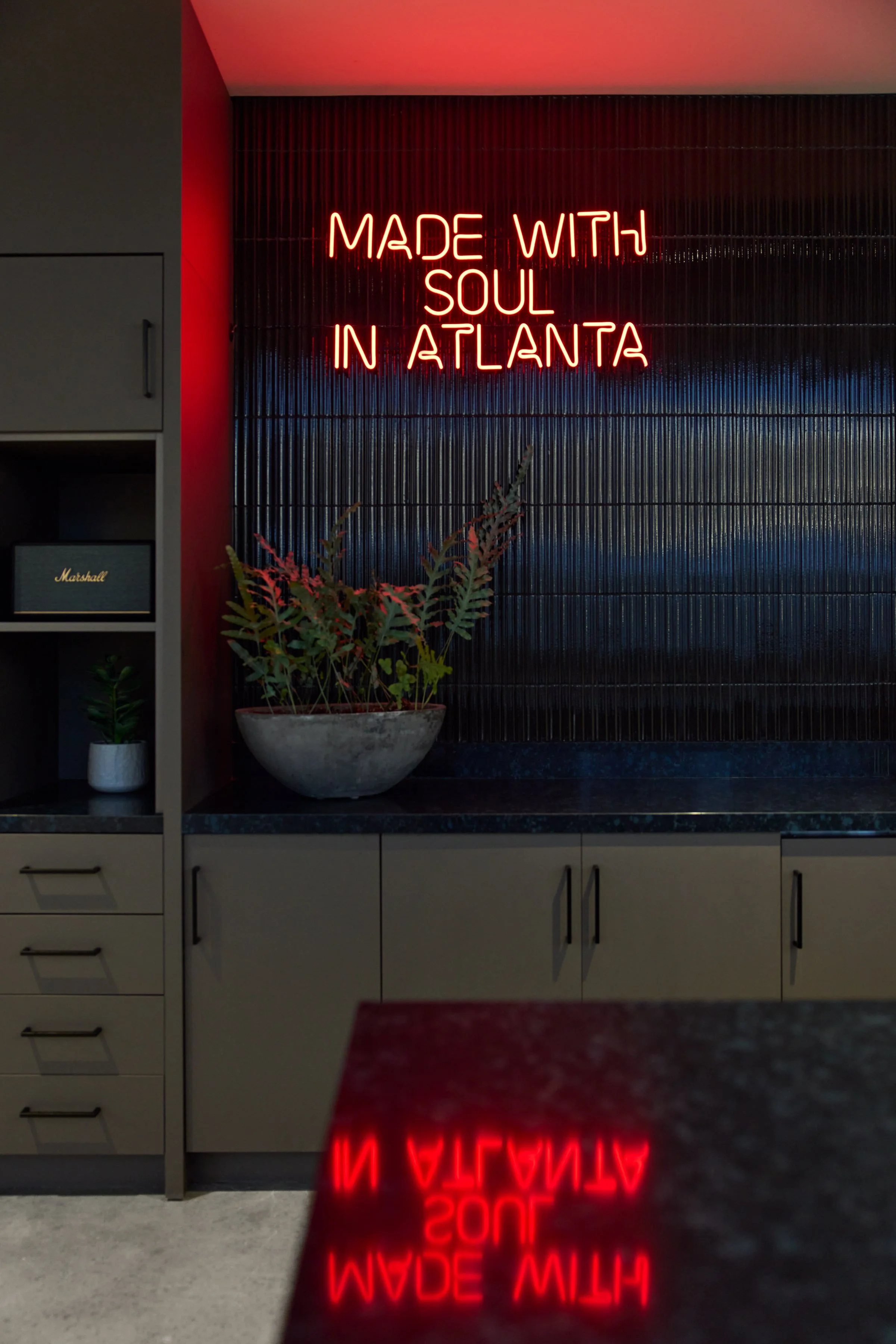 20250701_KBPHOTO_HOK_ATL-Office_Handhelds_001_webuse.jpg