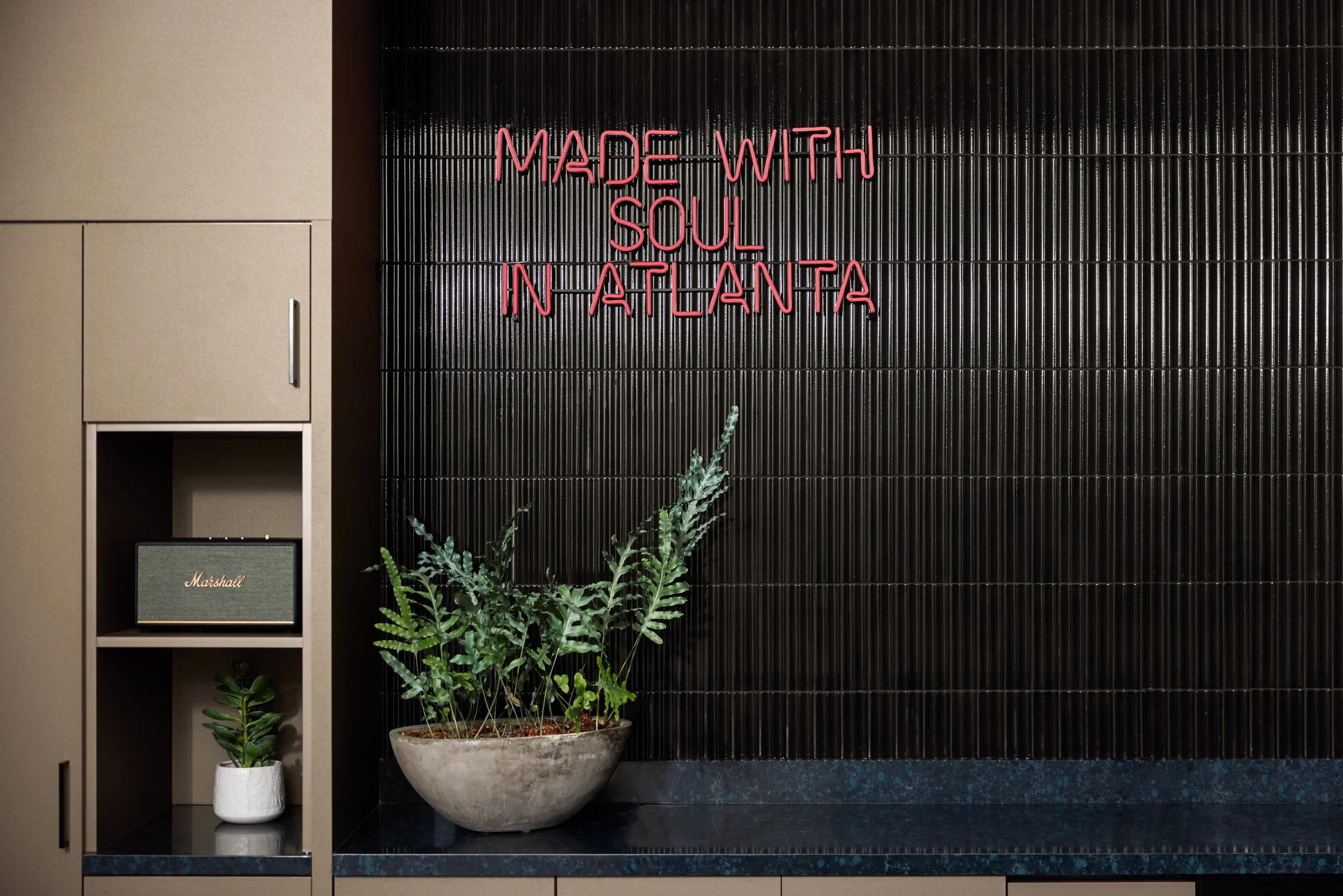 20250701_KBPHOTO_HOK_ATL-Office_Handhelds_116_webuse.jpg