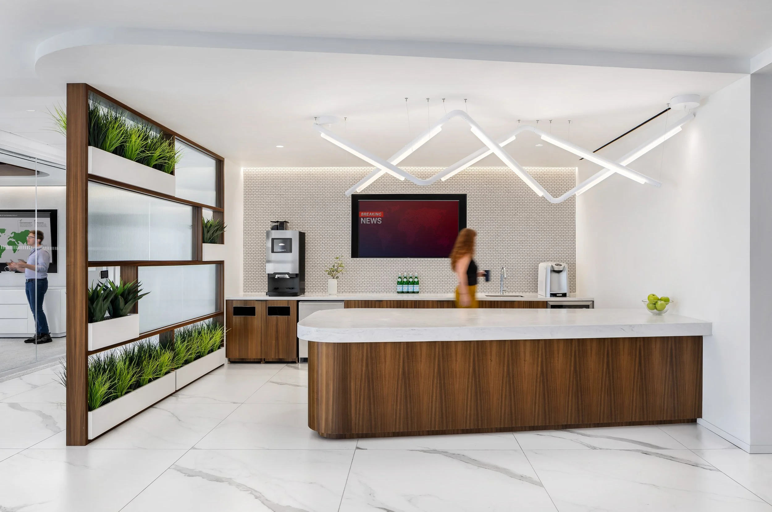 KatieBrickerPhoto_Gensler_DLA-Piper-ATL_20220708__View_05_Edit_v3.2_people-with-screens-2_webuse.jpg