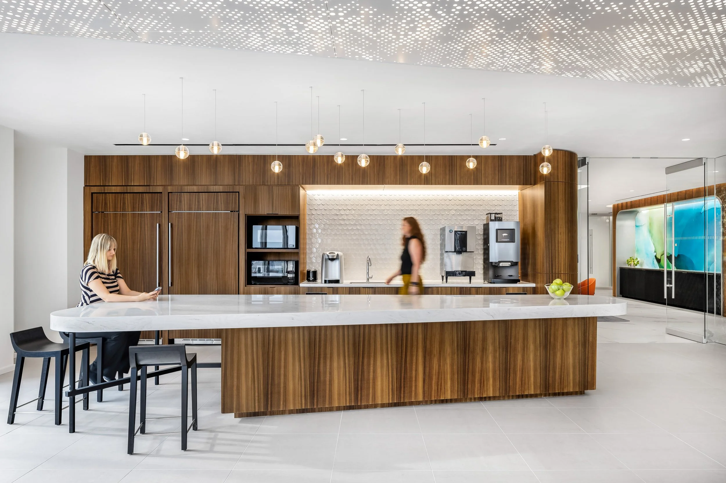 KatieBrickerPhoto_Gensler_DLA-Piper-ATL_20220708__View_11_Edit_v2_people_webuse.jpg