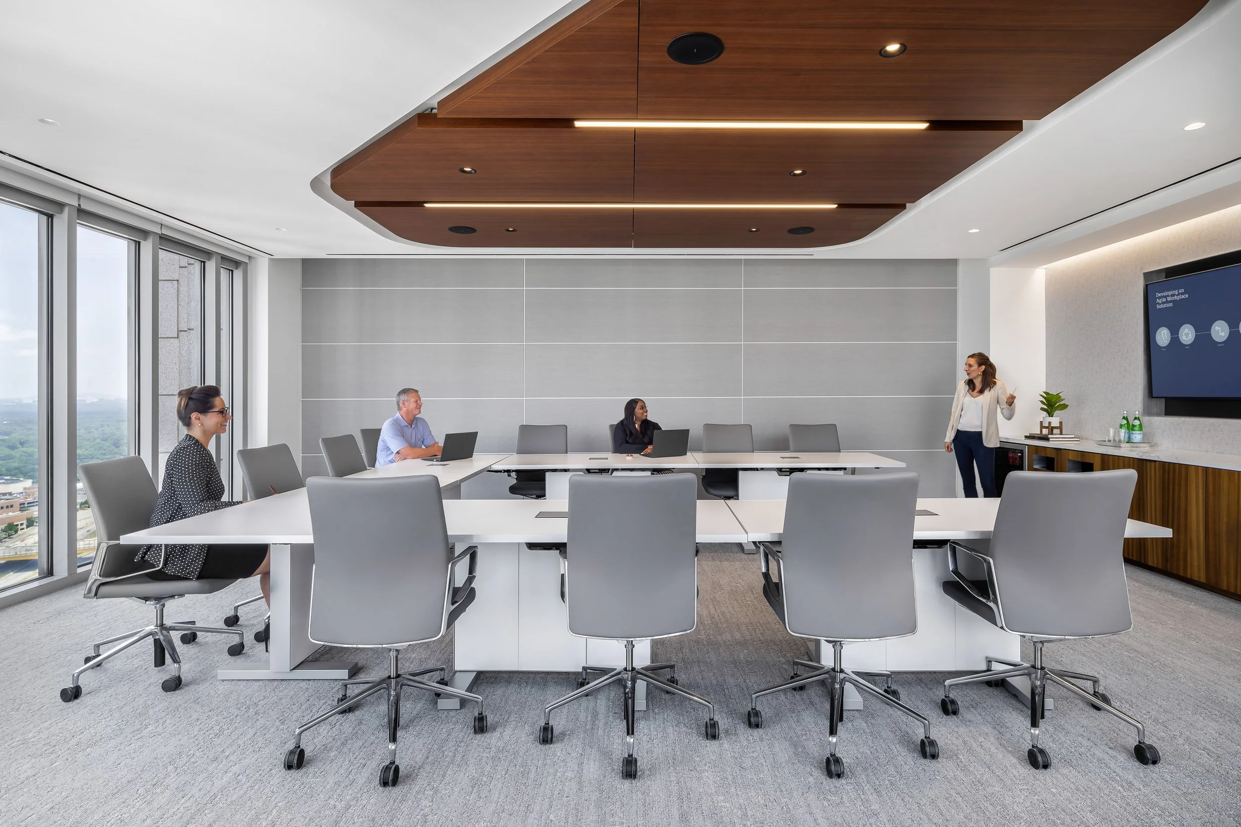 KatieBrickerPhoto_Gensler_DLA-Piper-ATL_20220708__View_07_Edit_v2_people_webuse.jpg