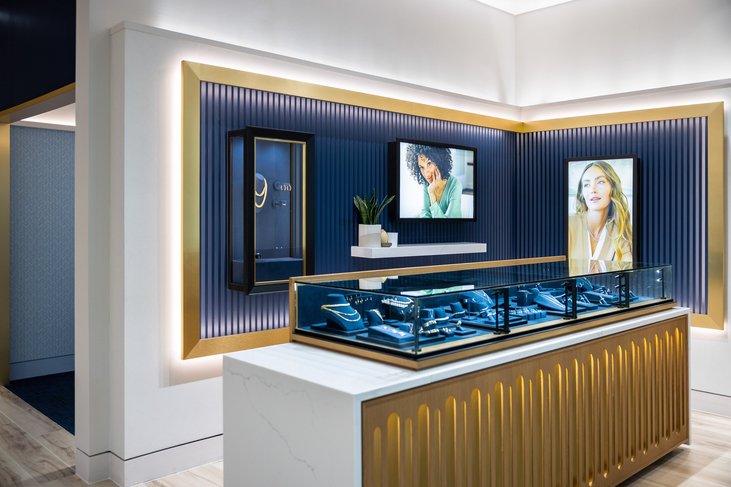 KatieBrickerPhoto_Blue-Nile_Lenox-Mall_Atlanta-GA_20221011_386-_Handheld_final_webuse.jpg