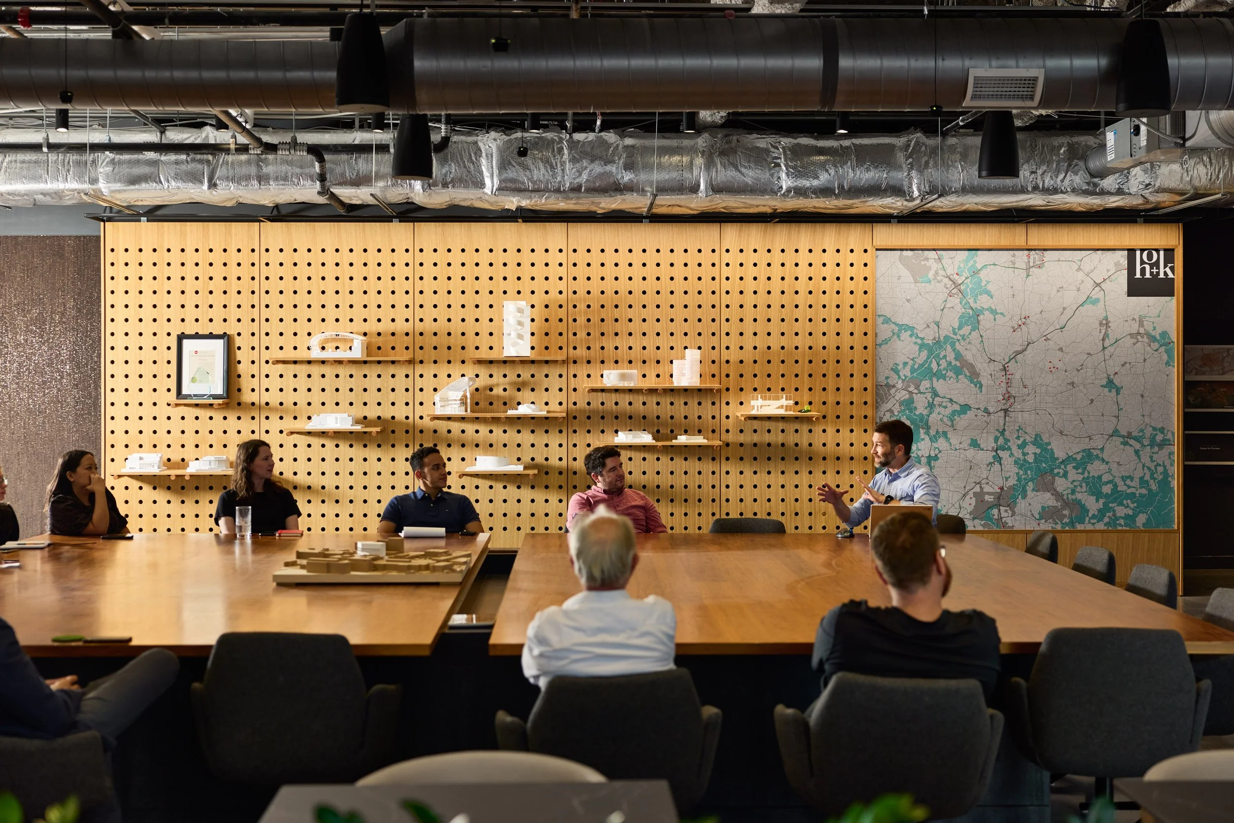 20250701_KBPHOTO_HOK_ATL-Office_Handhelds_109_webuse.jpg
