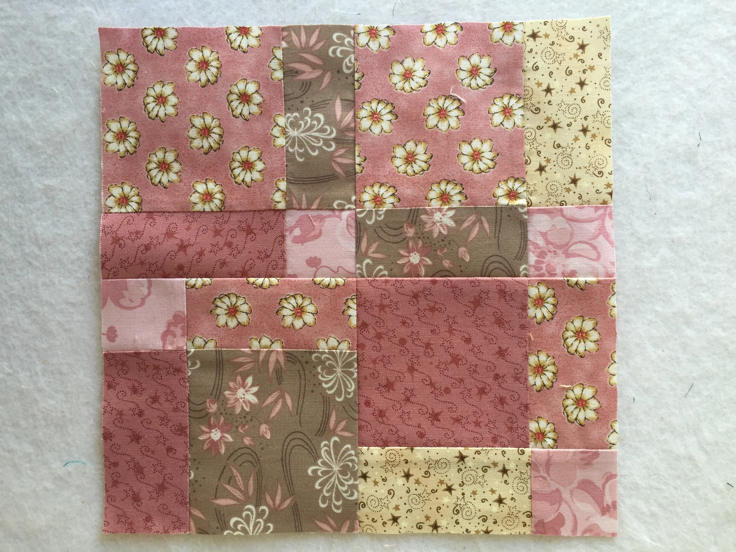 Al girar los cuatro cuadros obtenemos un nuevo diseño en donde ya no quedan rastros del Nine Patch original y los distintos tamaños de las piezas le dan un aspecto más elaborado y por lo mismo muy vistoso a la quilt. 