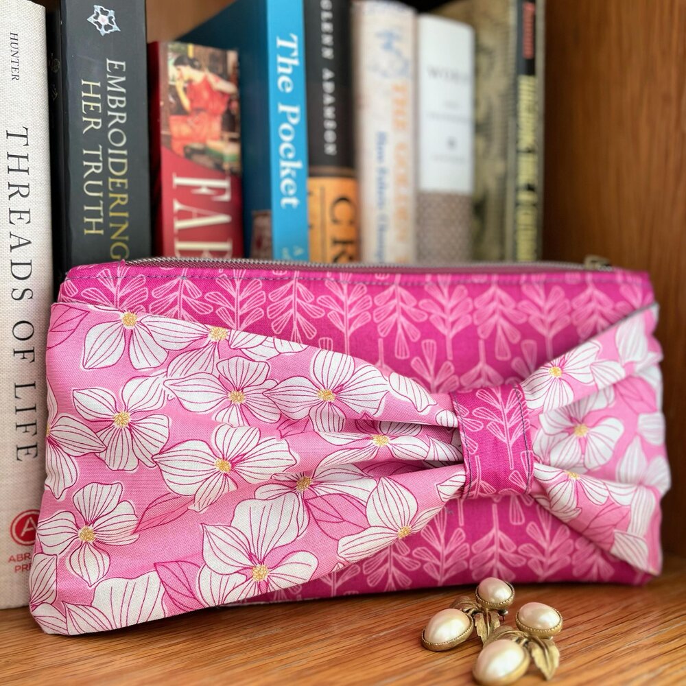 A little pouch to dress fancy and go for a cocktail. Fabric- Stephanie Organes @prettyplease.mx for @andoverfabrics  pattern from Pinterest- couldn&rsquo;t find credit #zipperpouch #cocktailpouches