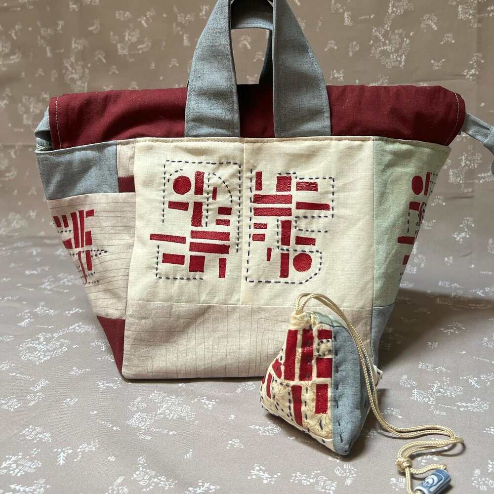 This adorable screen printed drawstring bucket bag was one of the Thread Academy Taster Weekend projects designed and taught by Karen Lewis.  I decided to stitch a bit around the fabric I printed before putting together the bag sections. 
Then today 