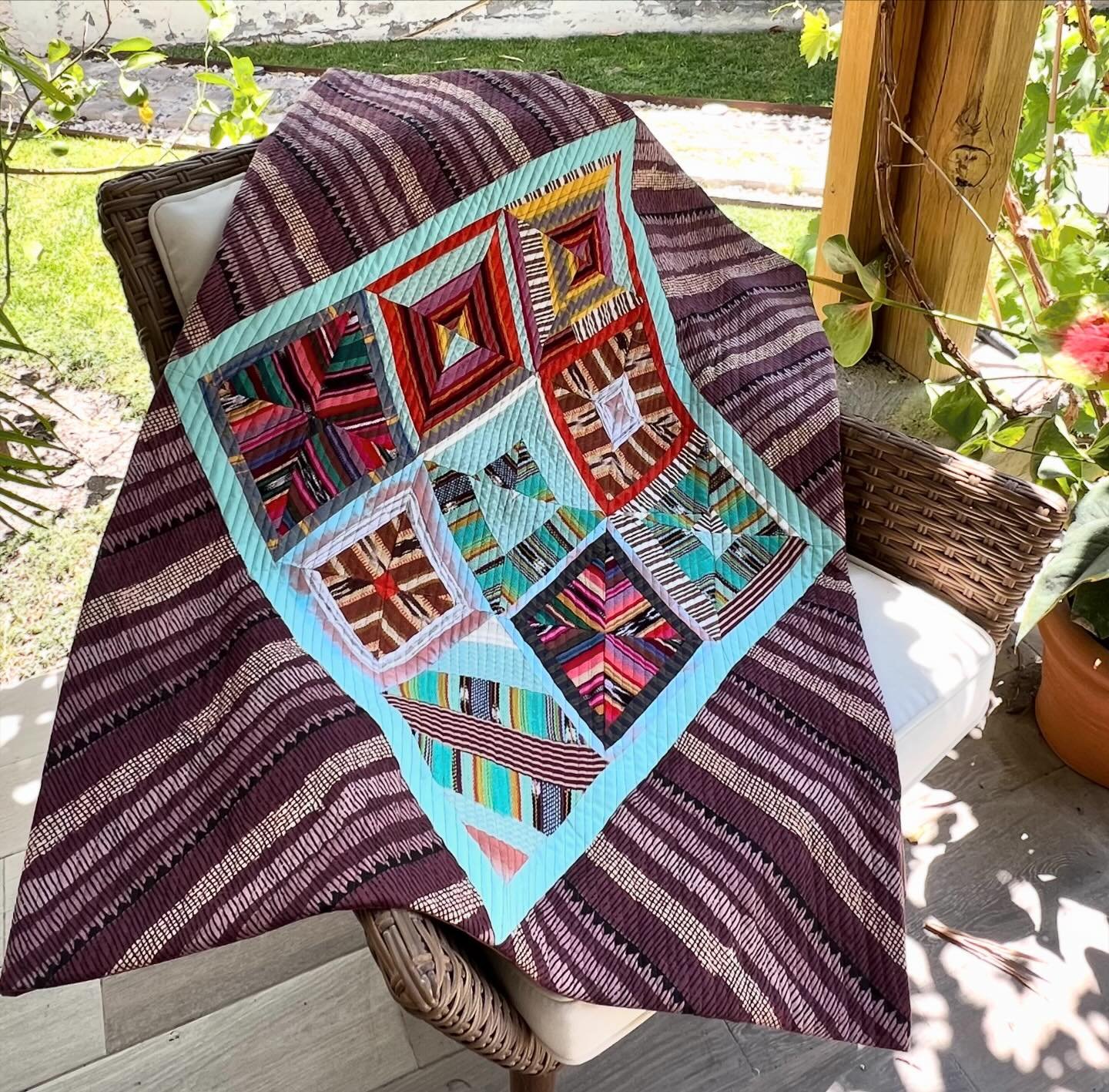A very productive weekend. Yesterday I did the quilting and today the faced  binding for this small quilt I made during Priscilla Bianchi&rsquo;s workshop: The Stripe Revolution. #priscillabianchiartquilts #mexicomqg