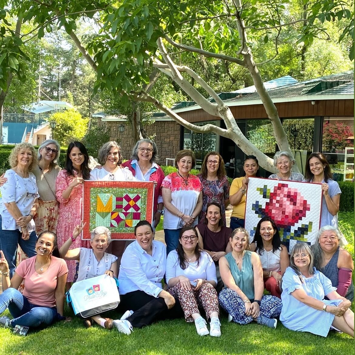 The Mexico Modern Quilt Guild hosting our second retreat. This time with Verushka Z&aacute;rate @prideandjoyquilting  Thank you Verushka for pouring all your knowledge and sweetness on everyone. You&rsquo;re leaving an indelible stamp in each one of 