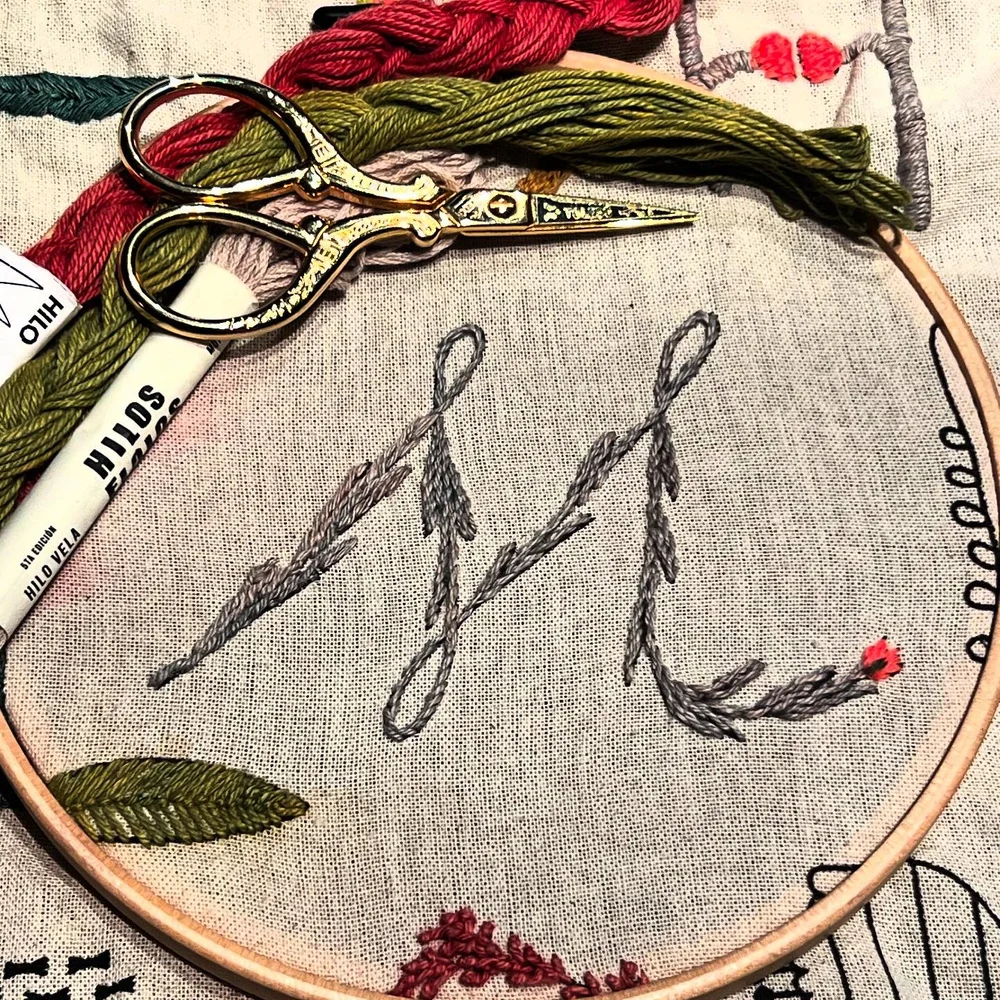 Stitching an &lsquo;M&rsquo; and thinking about all the meaningful words it carries: mamma, mami, mujer, m&aacute;gico, memorable.  @madejajaja @soymigadepan #bordado #bordadoamano #alfabetobot&aacute;nico