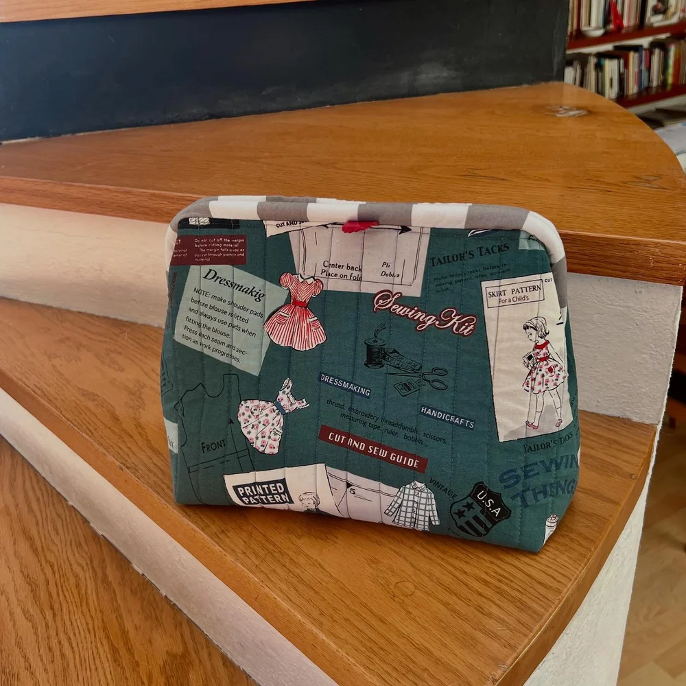 Made this bag with a tubular frame and I&rsquo;m in love with it.  Full tutorial from @bookhou in her YouTube channel.