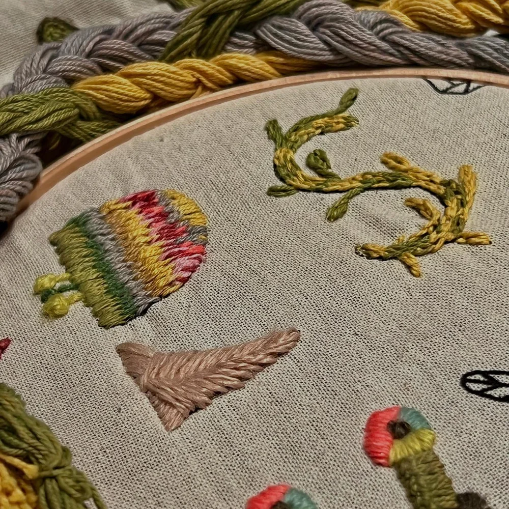 R and S are ready. I stitched S with magic chain stitch and two colors. #embroidery #alfabetobot&aacute;nico