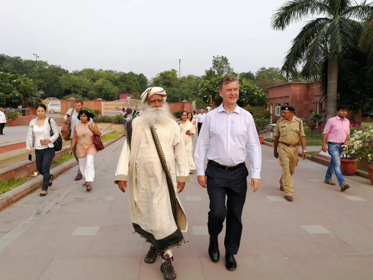 Sadhguru and Isha Foundation Join the Movement to Beat Plastic Pollution 