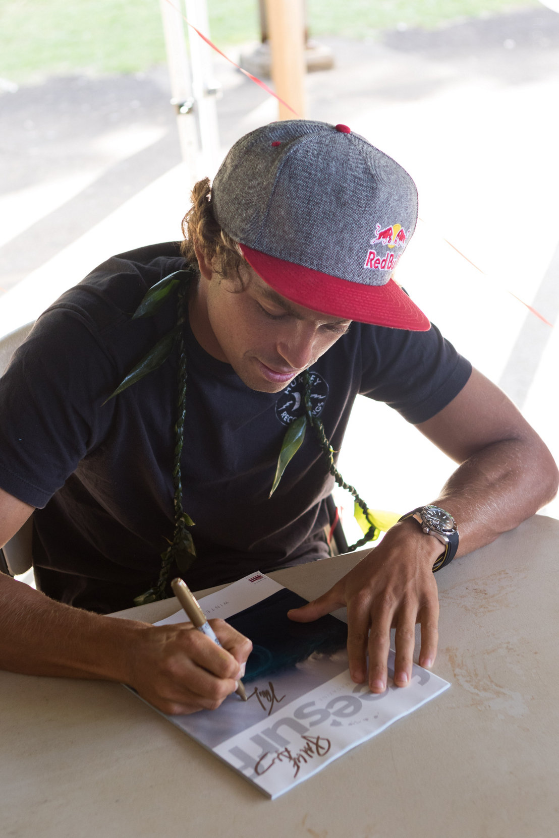 Kai Lenny signing autographs.