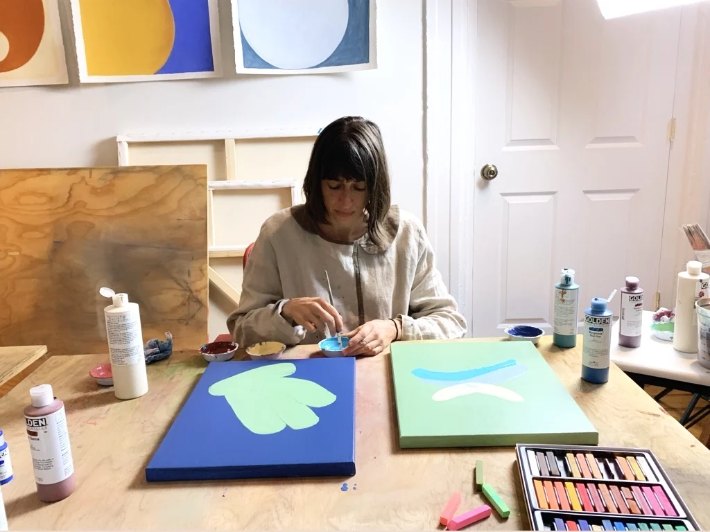 “ Je suis artiste entrepreneure: j’utilise divers media comme le son, les mots, la couleur, la terre, pour exprimer ce qui m’anime et créer des pièces ou des moments pour le partager .”