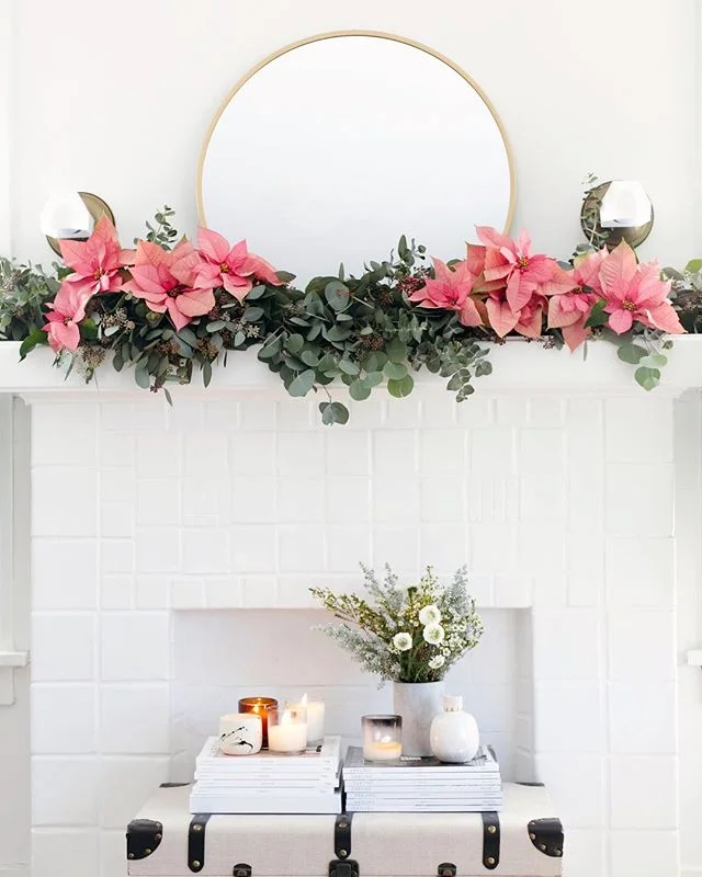 Same time last year 🎄✨ Because our place isn’t big enough for a Christmas tree, I have been decorating our mantle the past couple of years to add some holiday cheer. I almost love this more 🌺