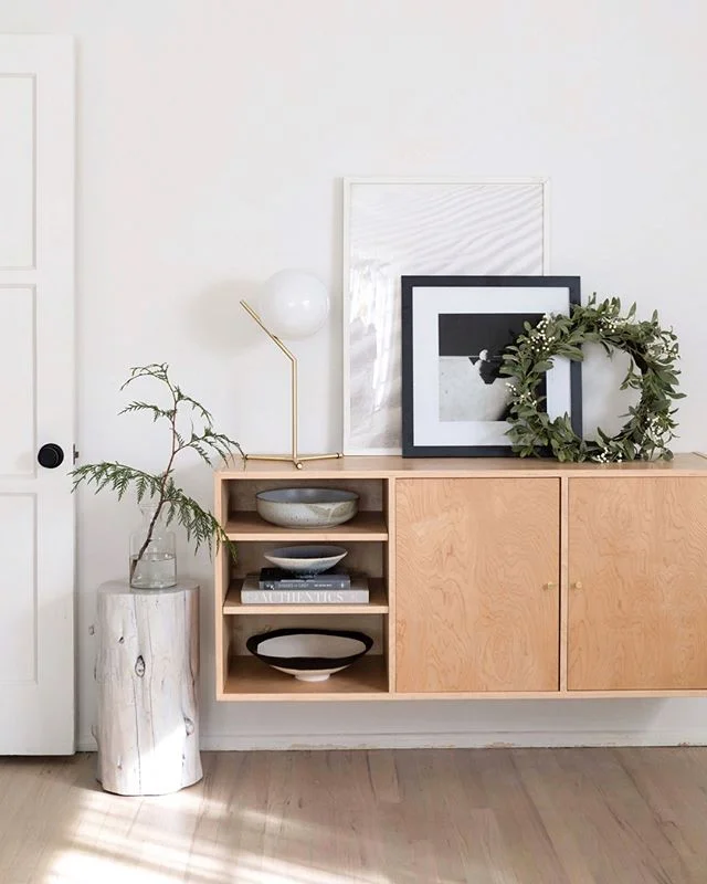 Minimal holiday decor: it’s a thing. 🌿 Beautiful home of @citysage. #monicawanginteriors