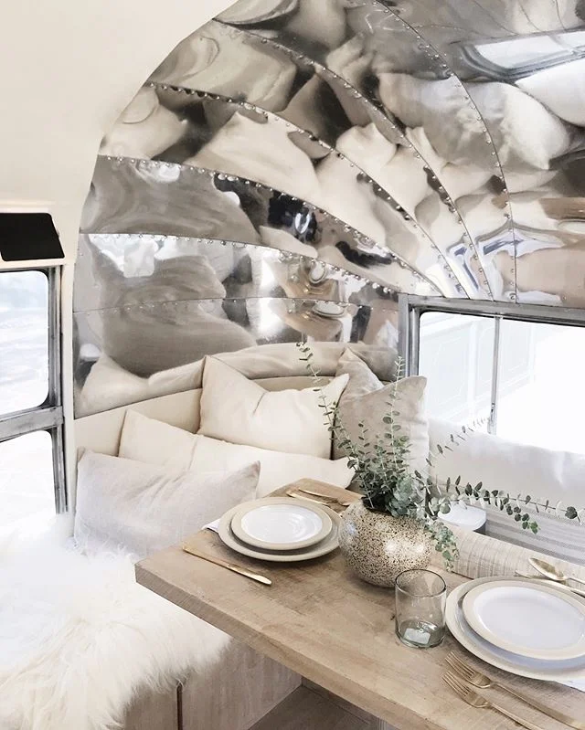 Tiny space, big impact. @jennikayne’s airstream at @thegrovela had us all swooning. ✨