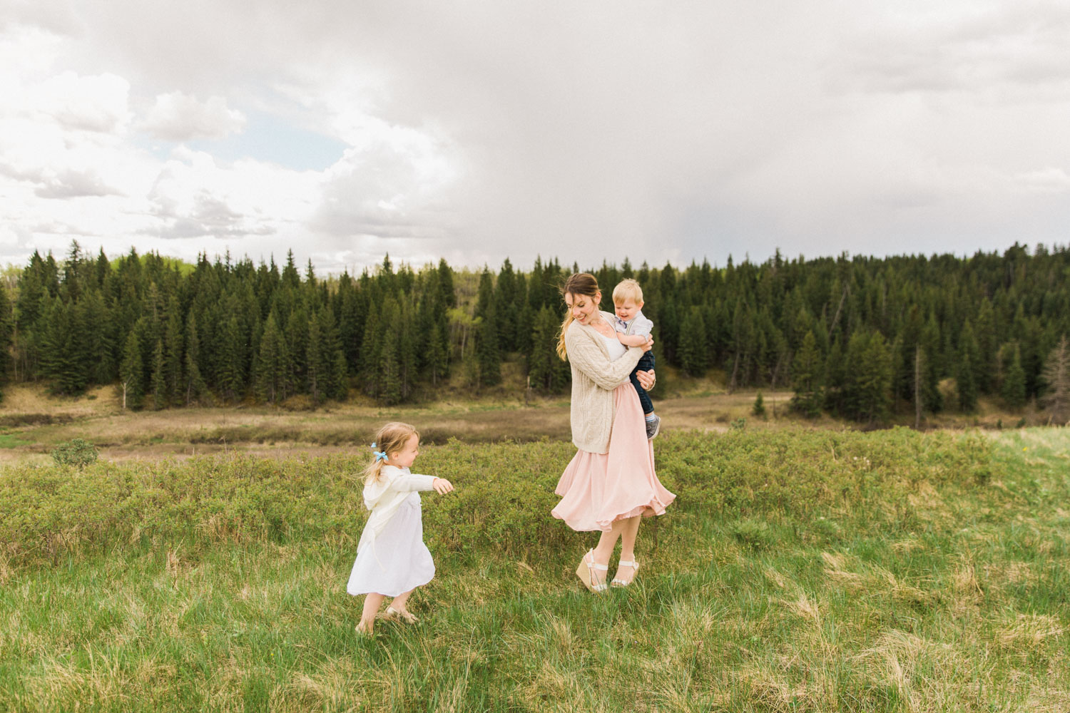 Mother's Day Picnic Calgary Lifestyle Photographer Guenard Photography