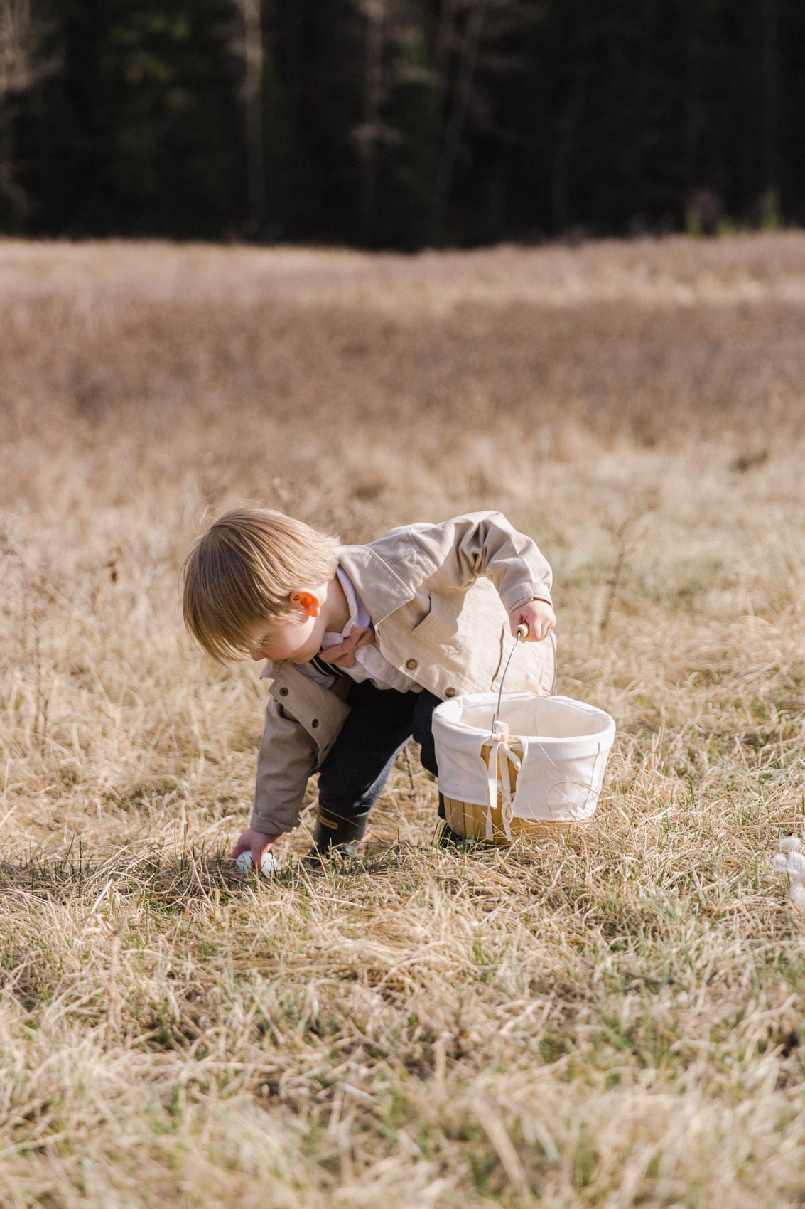 Outdoor Easter ideas in Calgary, egg hunt and picnic family photographer Jennie Guenard Photography
