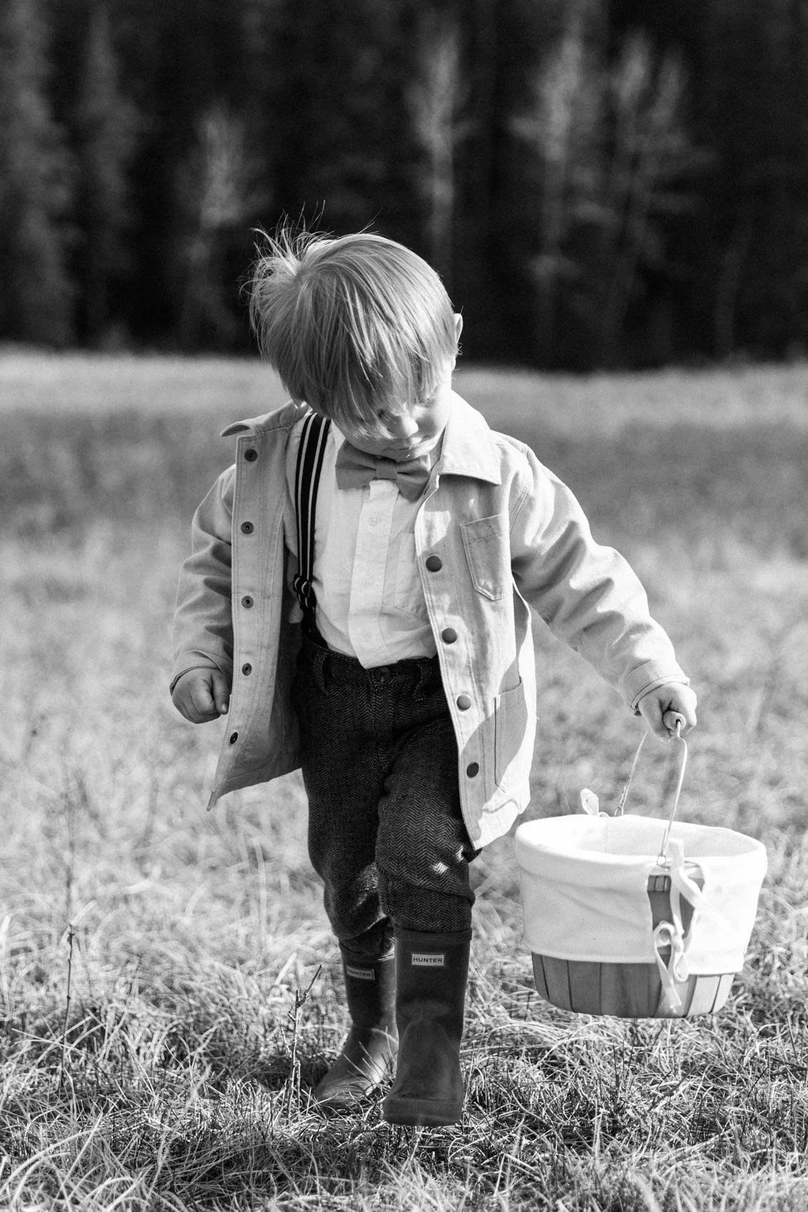 Outdoor Easter ideas in Calgary, egg hunt and picnic family photographer Jennie Guenard Photography