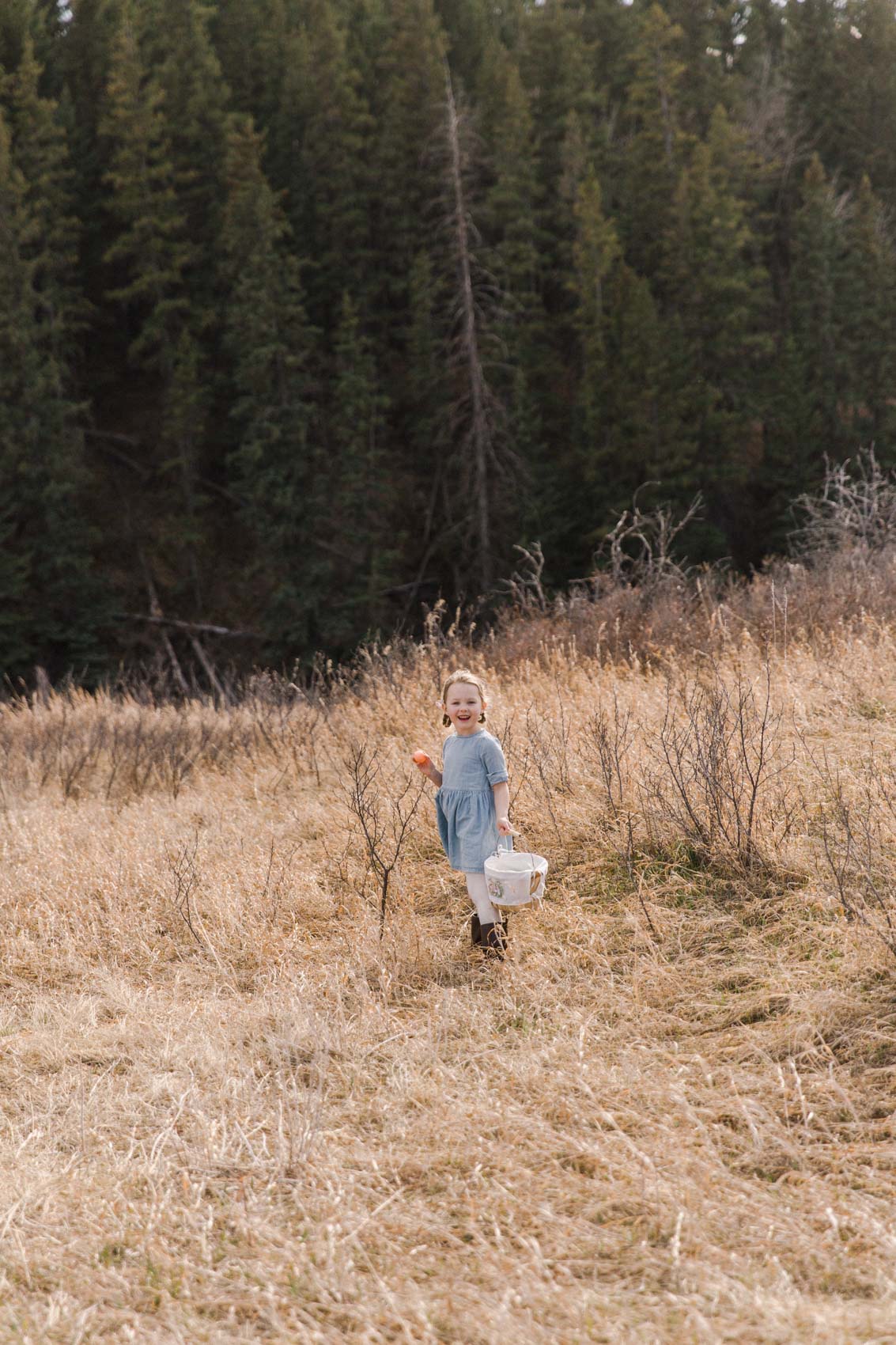 Outdoor Easter ideas in Calgary, egg hunt and picnic family photographer Jennie Guenard Photography