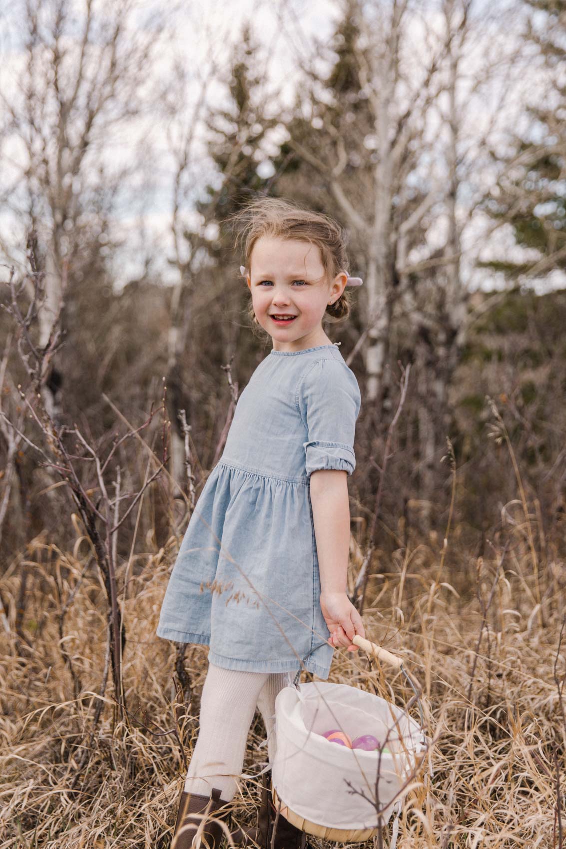 Outdoor Easter ideas in Calgary, egg hunt and picnic family photographer Jennie Guenard Photography