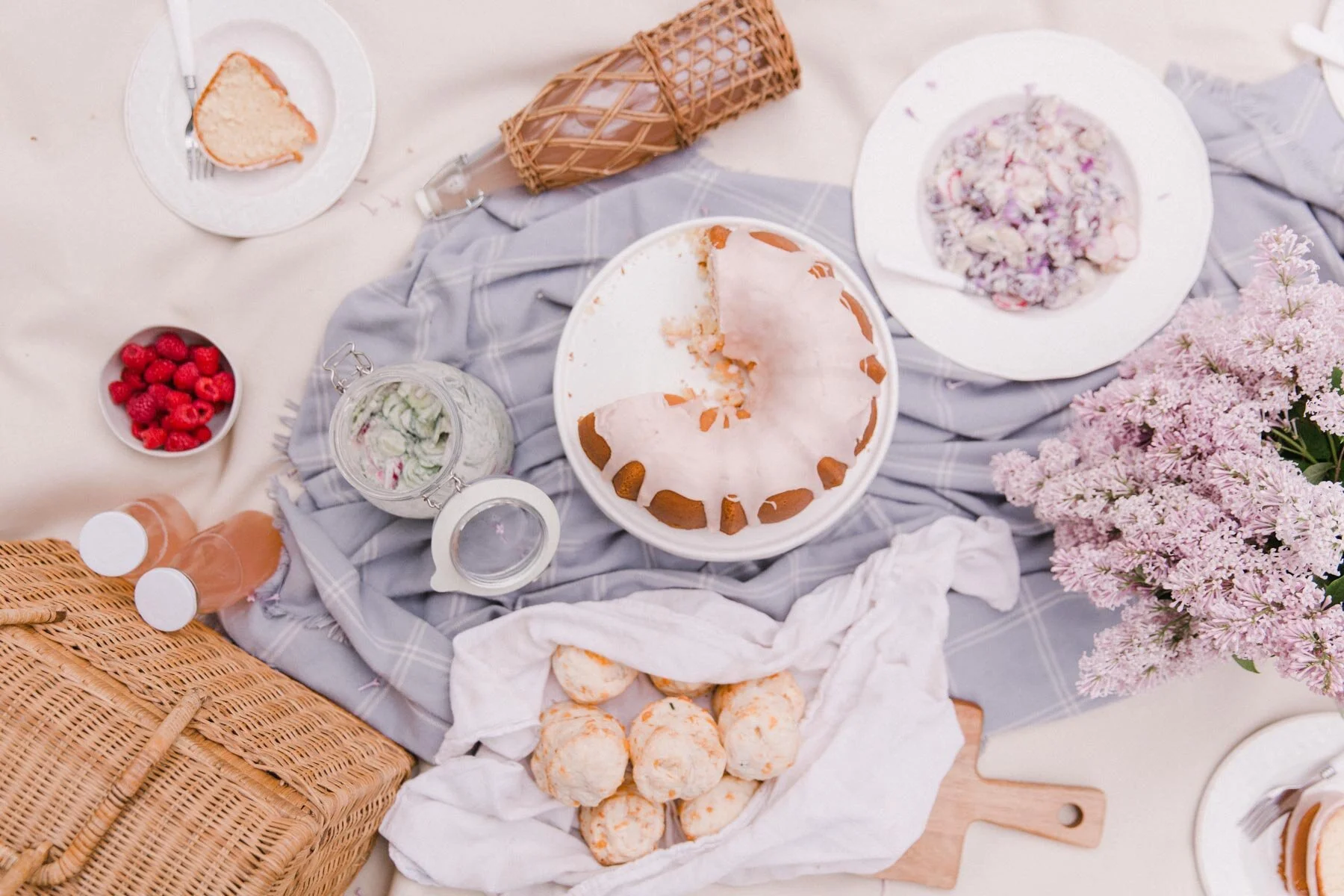 5 SIMPLE STEPS TO A BEAUTIFULLY STYLED PICNIC