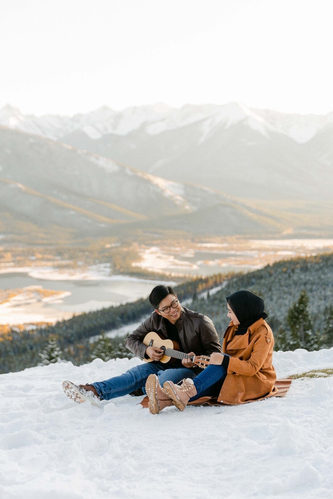 Who gave Calgary permission to be this cold!? In the mean time, here is an adorable moment to help warm your hearts on this very chilly day!⁣
Stay warm out there everyone &hearts;

#yycdeepfreeze #staywarm #touchingmoments #serenade #mountainmusic #y