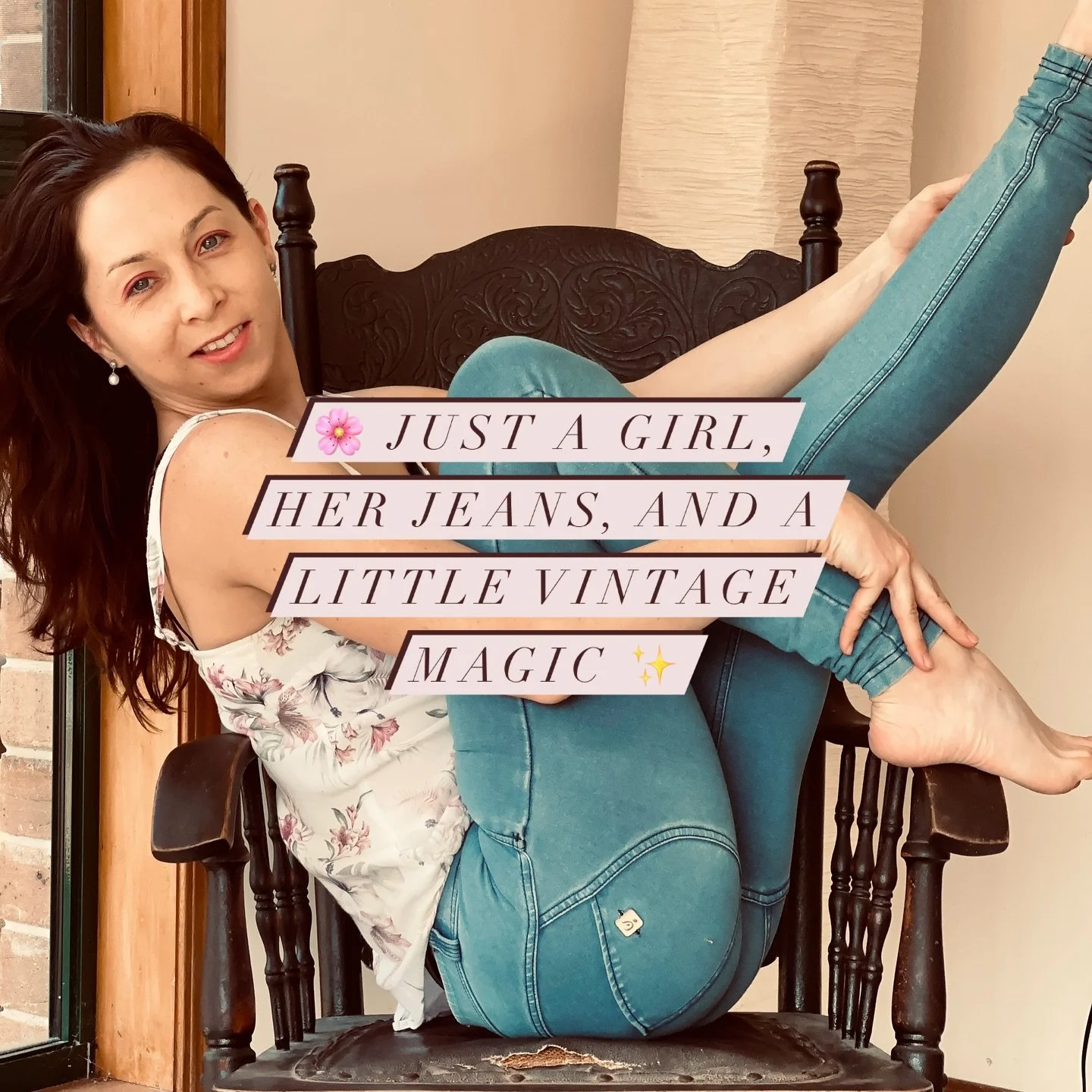 Sometimes the best moments are the simplest ones. A beautiful day, flowers, and a chair that&rsquo;s seen a thousand stories. ☀️🌸🪑

#VintageVibes #MiniPhotoshoot #RetroChic #TimelessStyle #EverydayVintage #DenimDays #FlowerPower #VintageChair #Slow