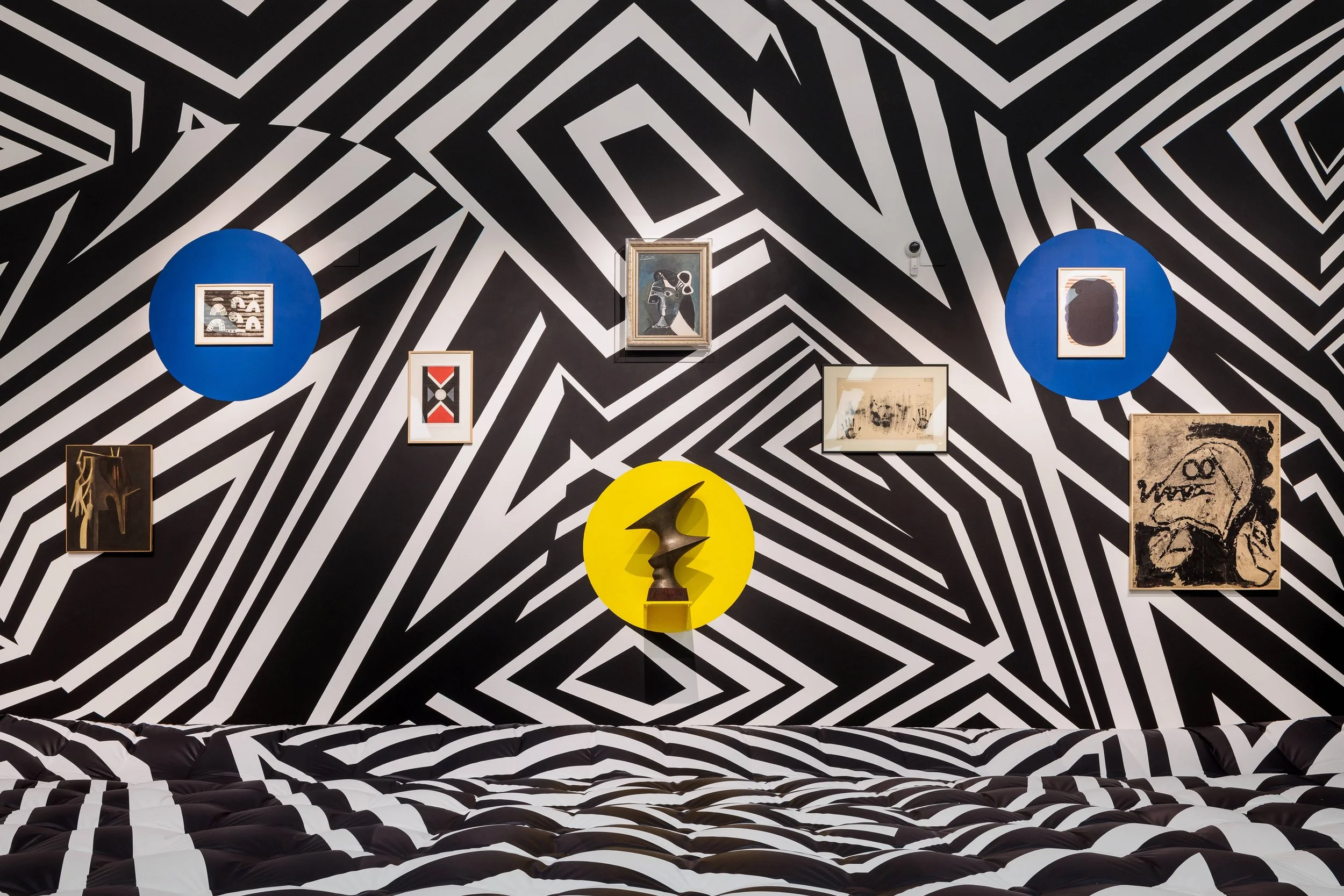  Ausstellungsansicht No Feeling Is Final. The Skopje Solidarity Collection: Brook Andrew,  mulunma wiling mangi gudhi (inside the lip of a stolen song)  [In der Lippe eines gestohlenen Liedes] (Detail), 2023, Kunsthalle Wien 2023, Foto: www.kunst-dok
