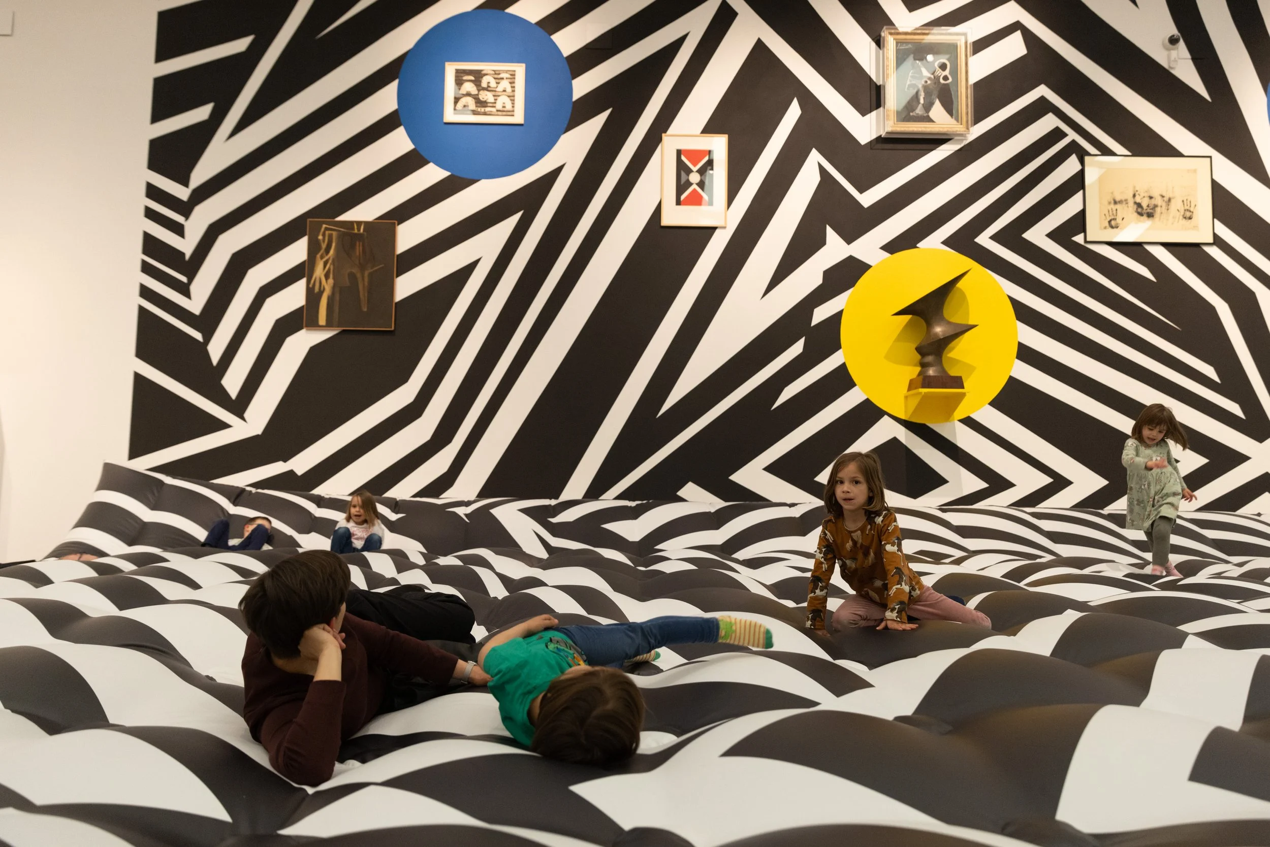  Ausstellungsansicht No Feeling Is Final. The Skopje Solidarity Collection: Brook Andrew,  mulunma wiling mangi gudhi (inside the lip of a stolen song)  [In der Lippe eines gestohlenen Liedes] (Detail), 2023, Kunsthalle Wien 2023, Foto: www.kunst-dok
