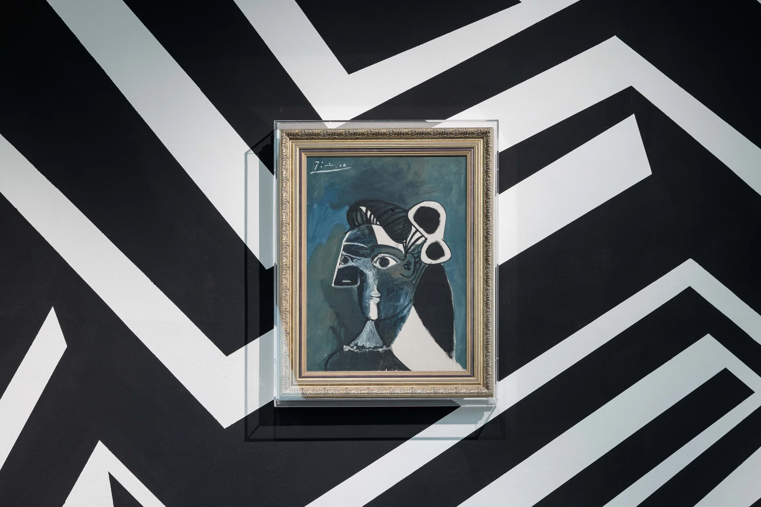  Ausstellungsansicht No Feeling Is Final. The Skopje Solidarity Collection: Brook Andrew,  mulunma wiling mangi gudhi (inside the lip of a stolen song)  [In der Lippe eines gestohlenen Liedes] (Detail), 2023, Kunsthalle Wien 2023, Foto: www.kunst-dok
